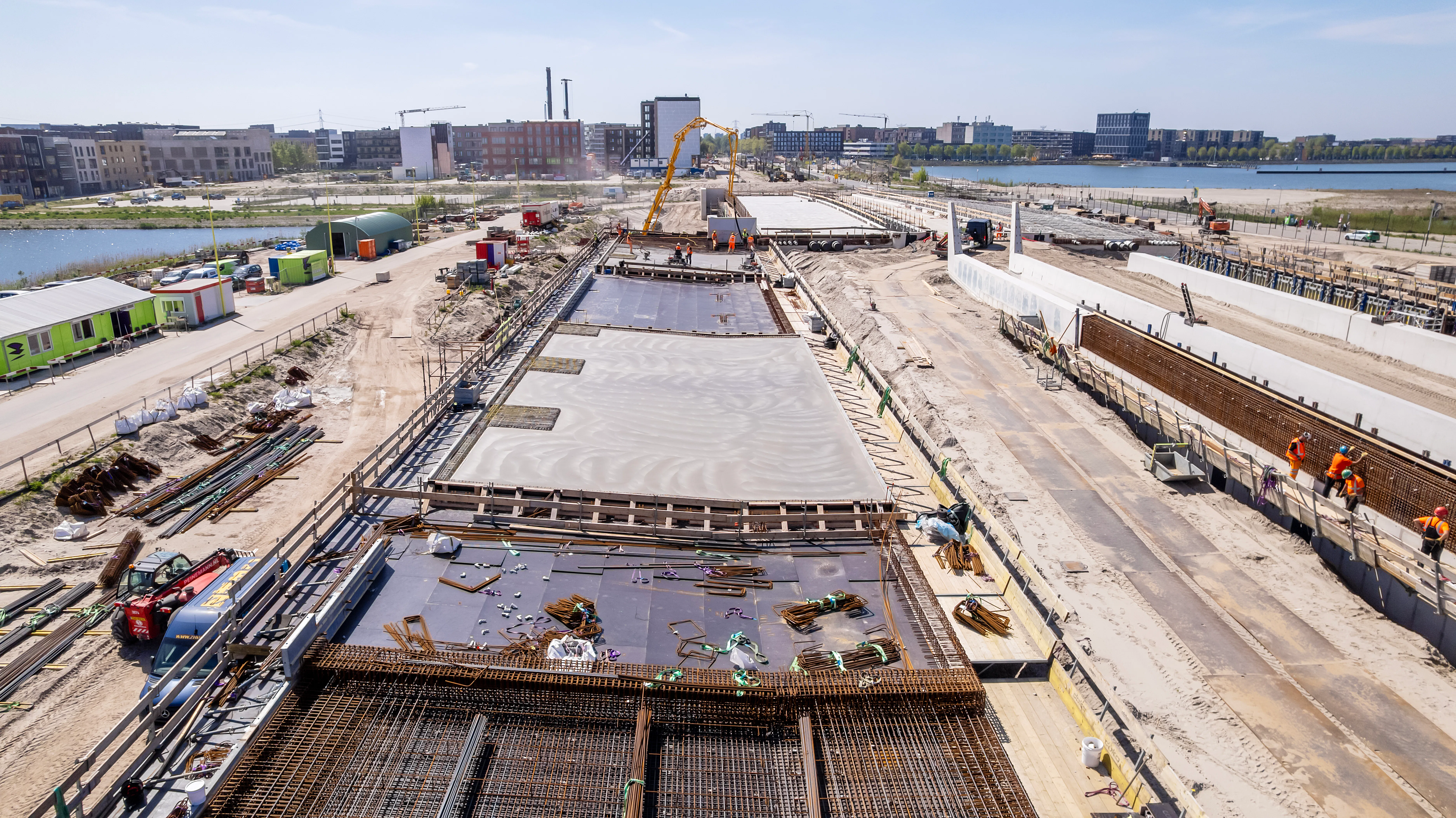 Mobilis bouwt twee bruggen bij IJburg. Er is extra aandacht voor natuurinclusief bouwen. Zo krijgen de bruggen speciale nestmogelijkheden voor vleermuizen en zwaluwen.. Foto: Mobilis