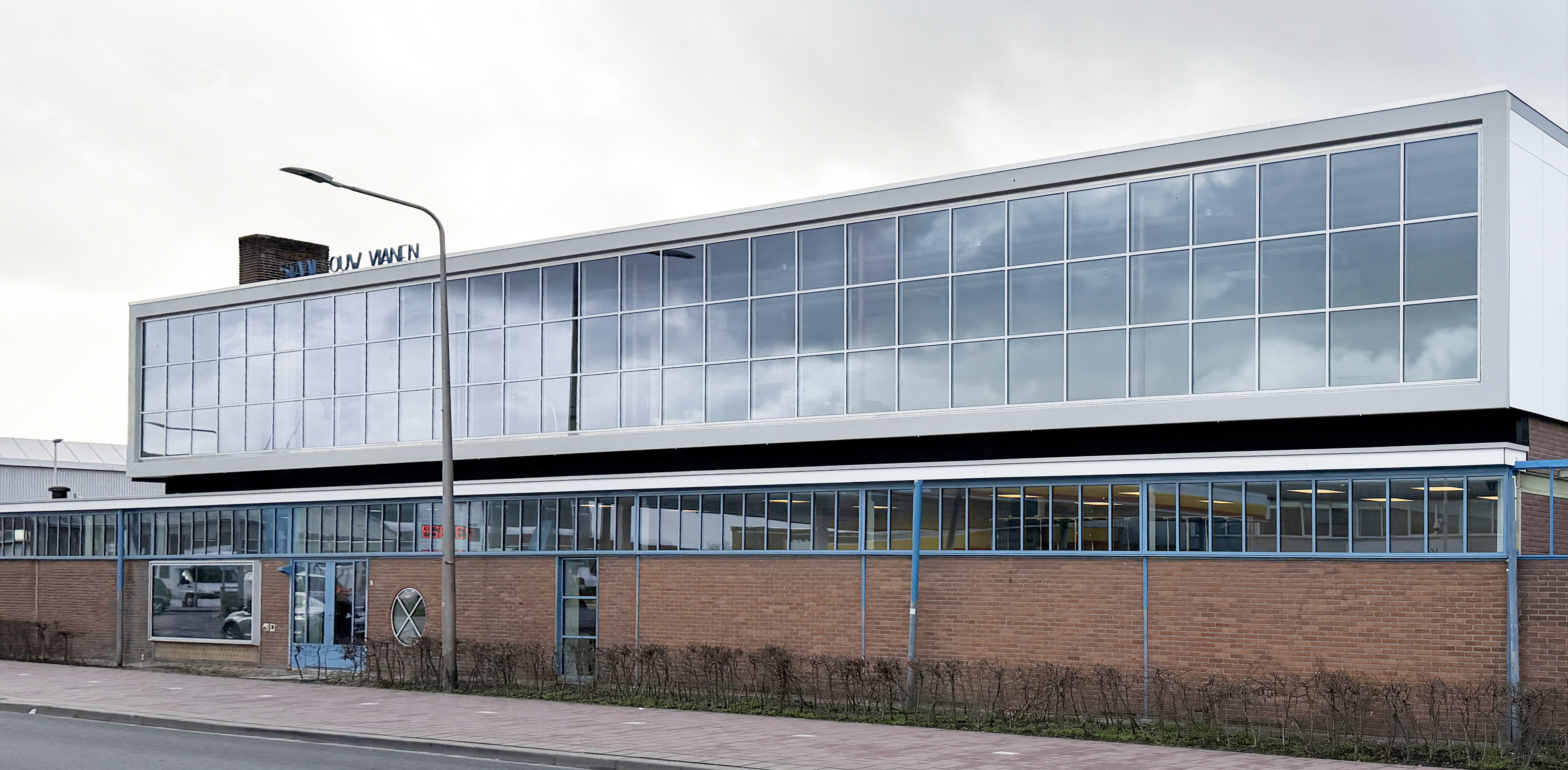 In zes weken tijd – van profiellevering en productie tot montage en afwerking - kregen alle raam- en deurpartijen de uitstraling terug zoals die bij de bouw was bedoeld.