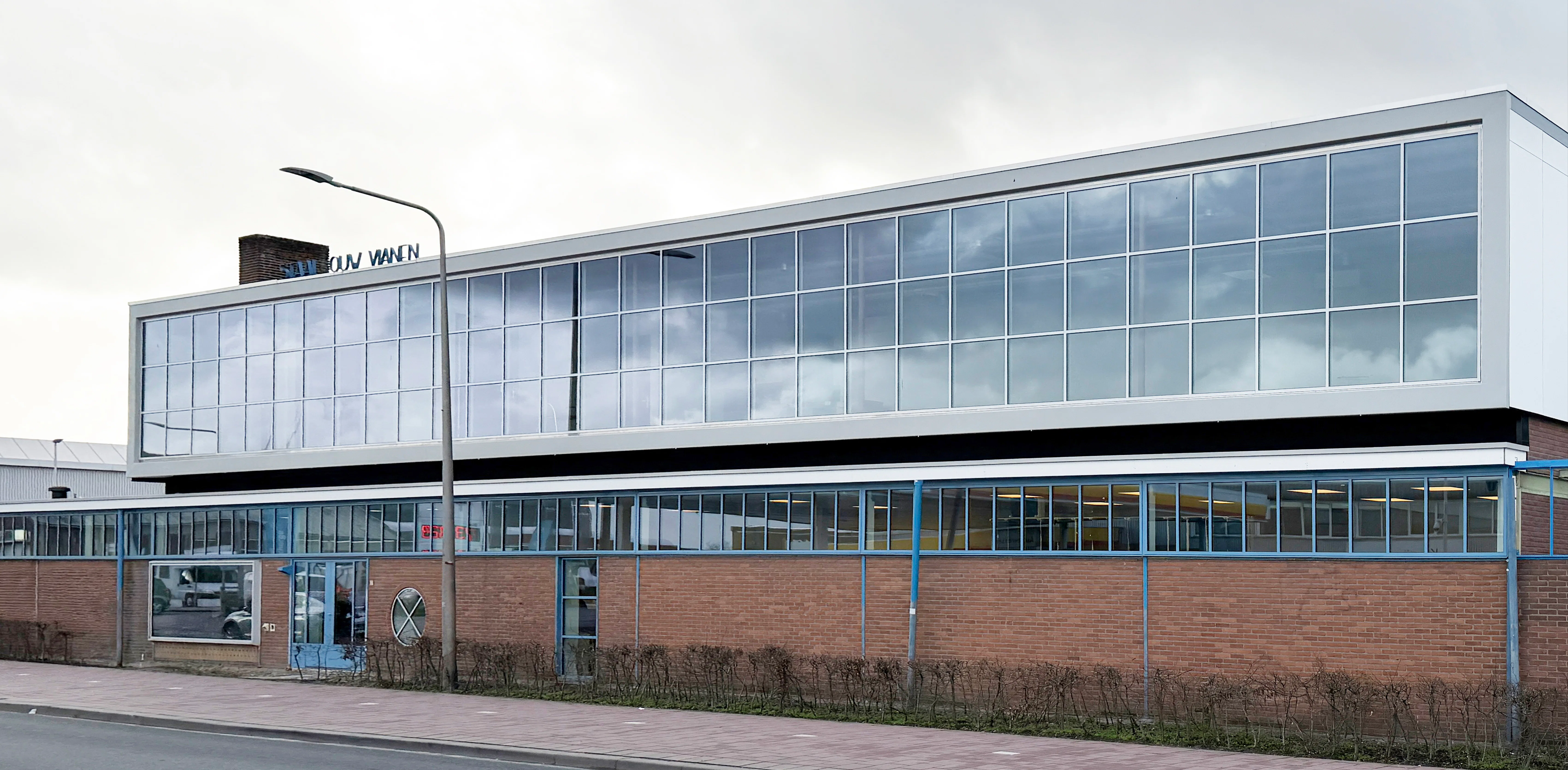 In zes weken tijd – van profiellevering en productie tot montage en afwerking - kregen alle raam- en deurpartijen de uitstraling terug zoals die bij de bouw was bedoeld.