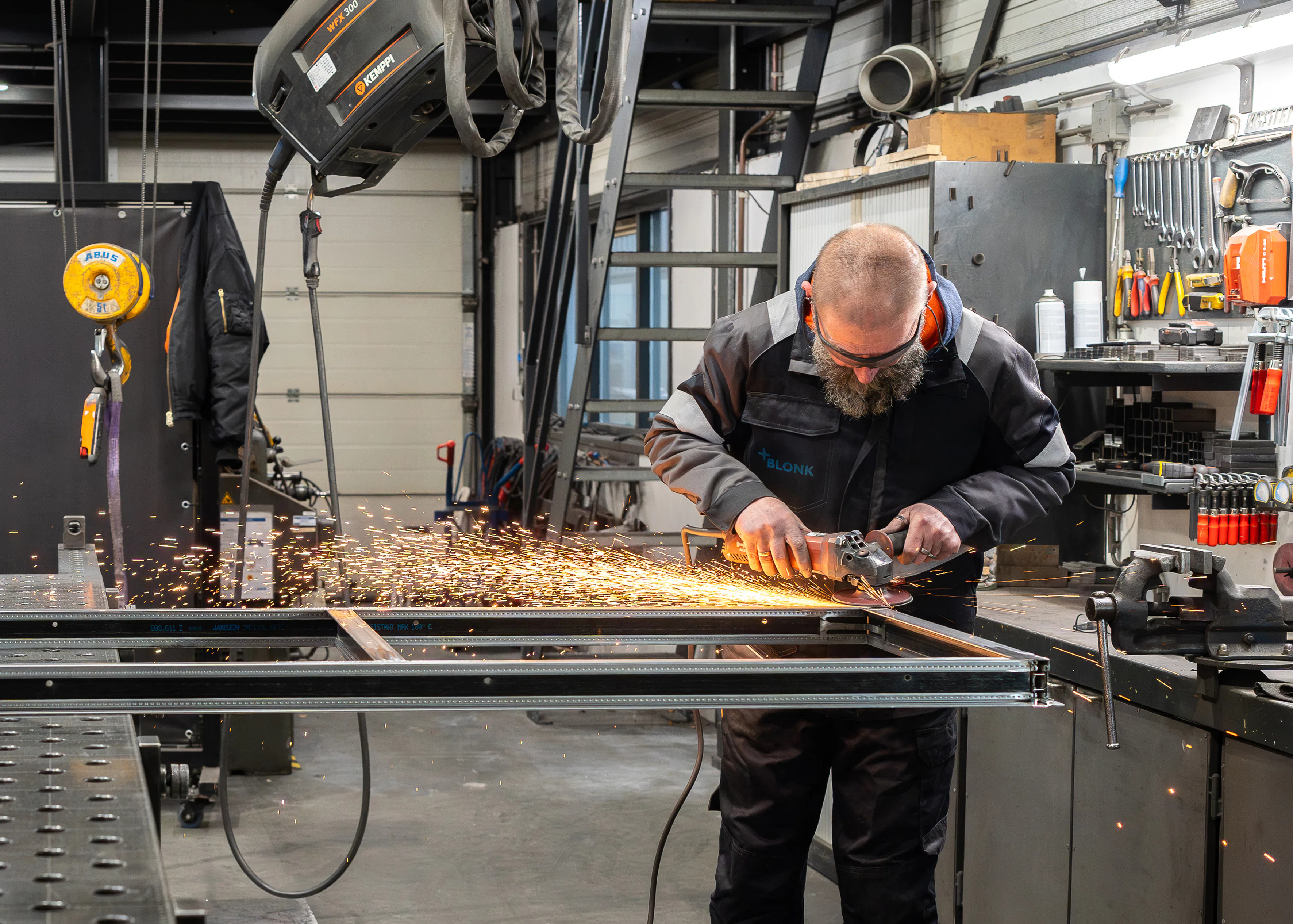De door Jansen AG aangeleverde profielen worden in de eigen werkplaats van Blonk op maat gemaakt en afgewerkt. 