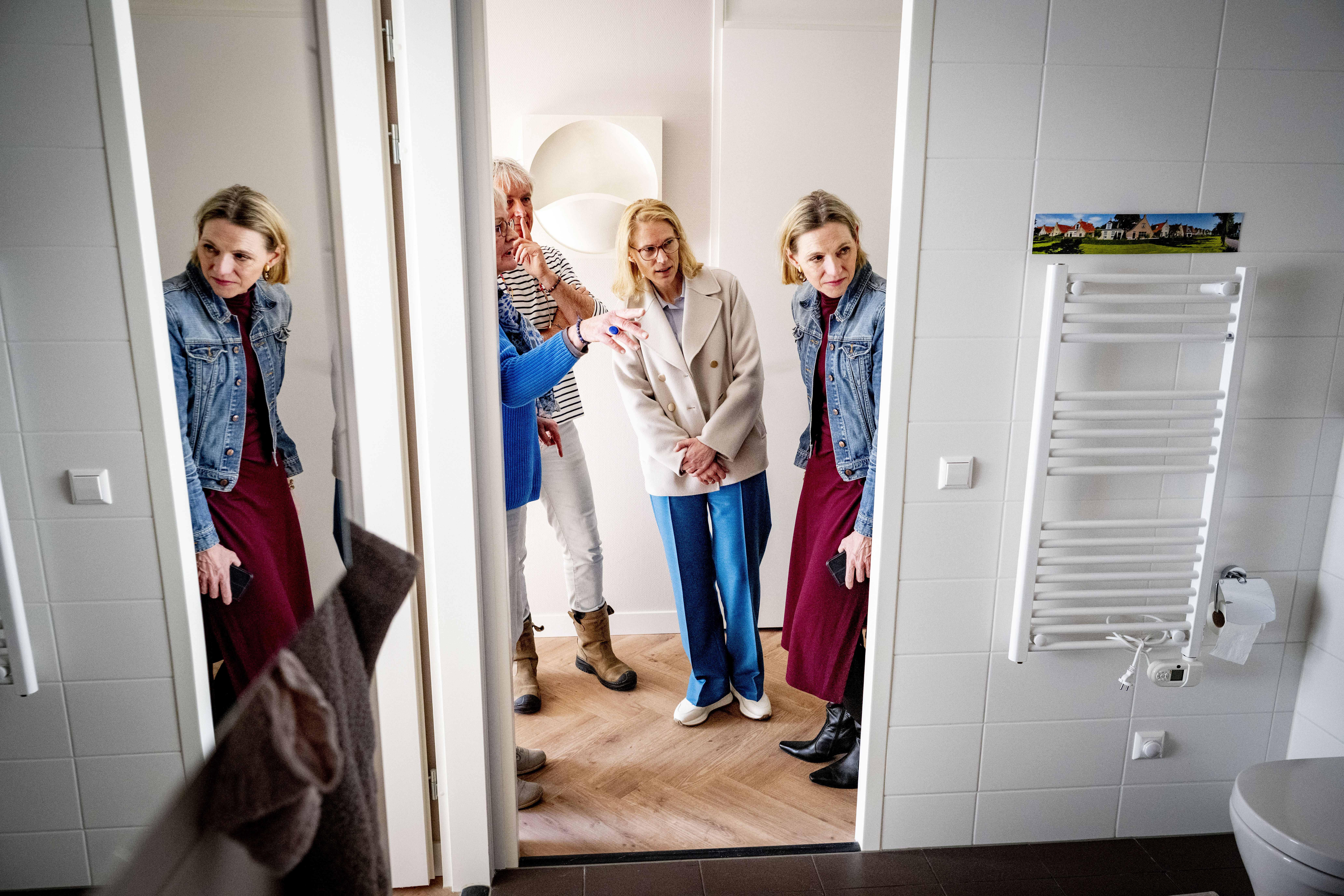 De ministers Boekholt-O'Sullivan en Sterk nemen een kijkje in een badkamer van een bewoner van het Knarrenhof in Gouda. Foto: Rijksoverheid - Robin Utrecht