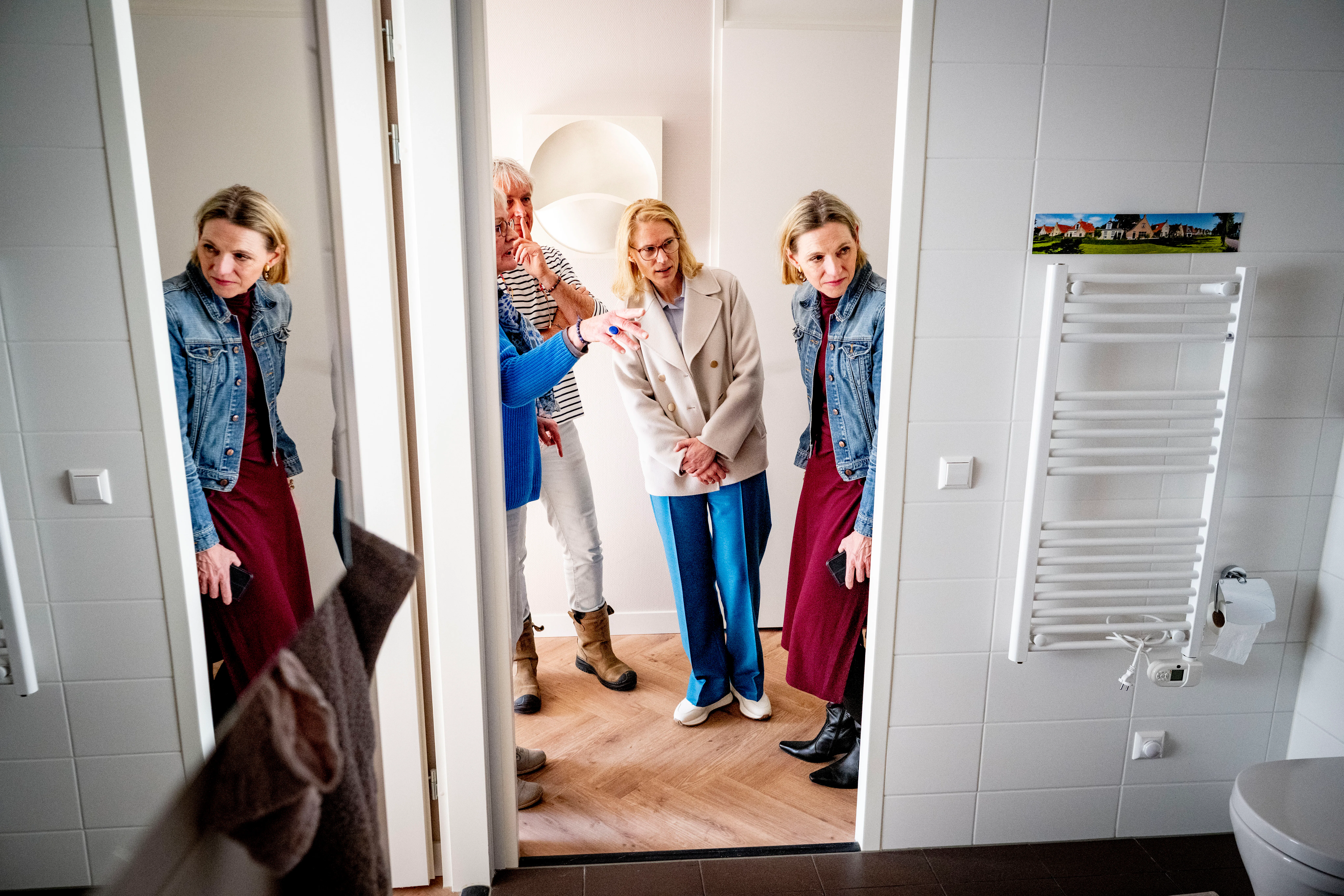 De ministers Boekholt-O'Sullivan en Sterk nemen een kijkje in een badkamer van een bewoner van het Knarrenhof in Gouda. Foto: Rijksoverheid - Robin Utrecht