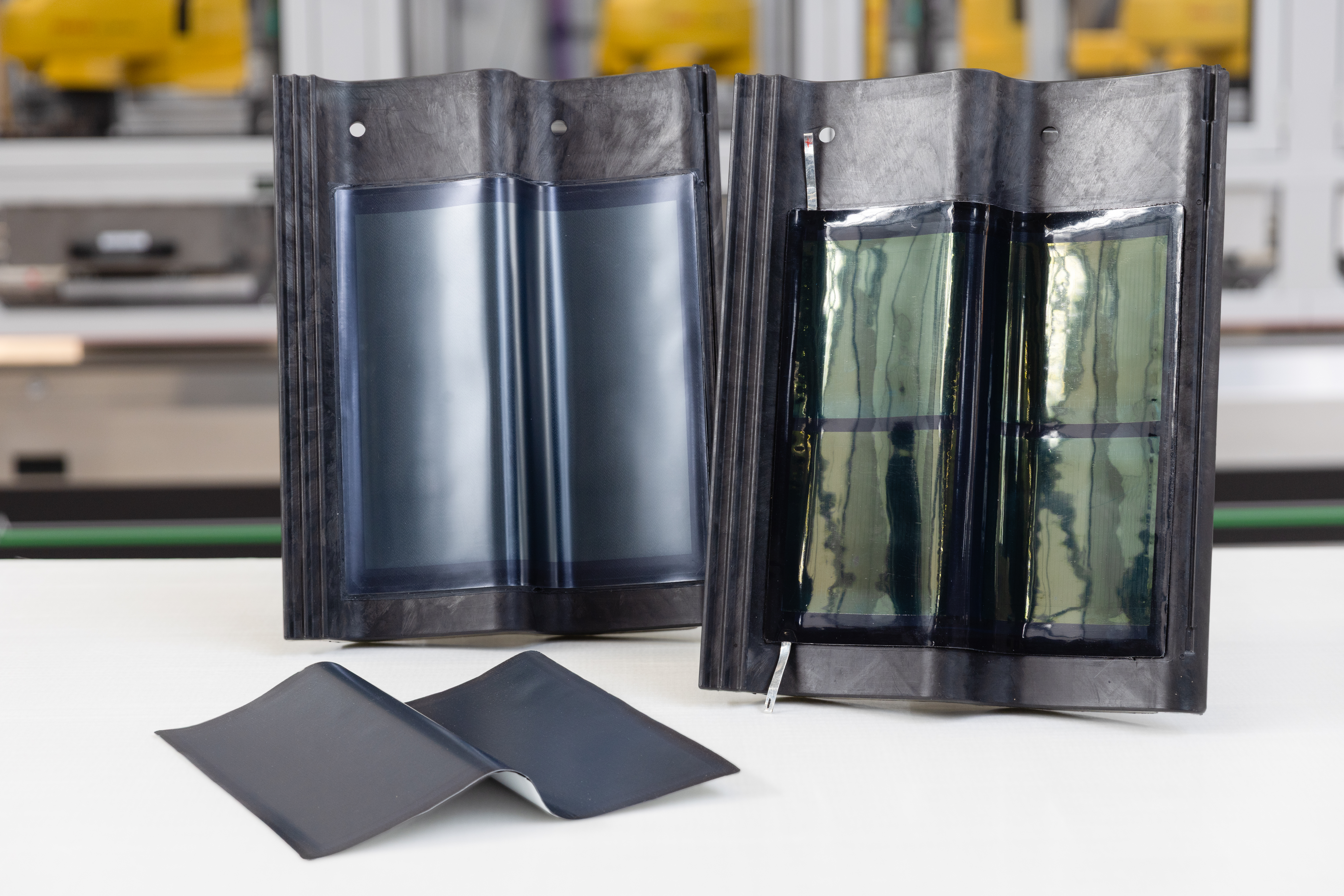 De zonne-dakpan met een folie van perovskiet-zonnecellen. Foto: TNO