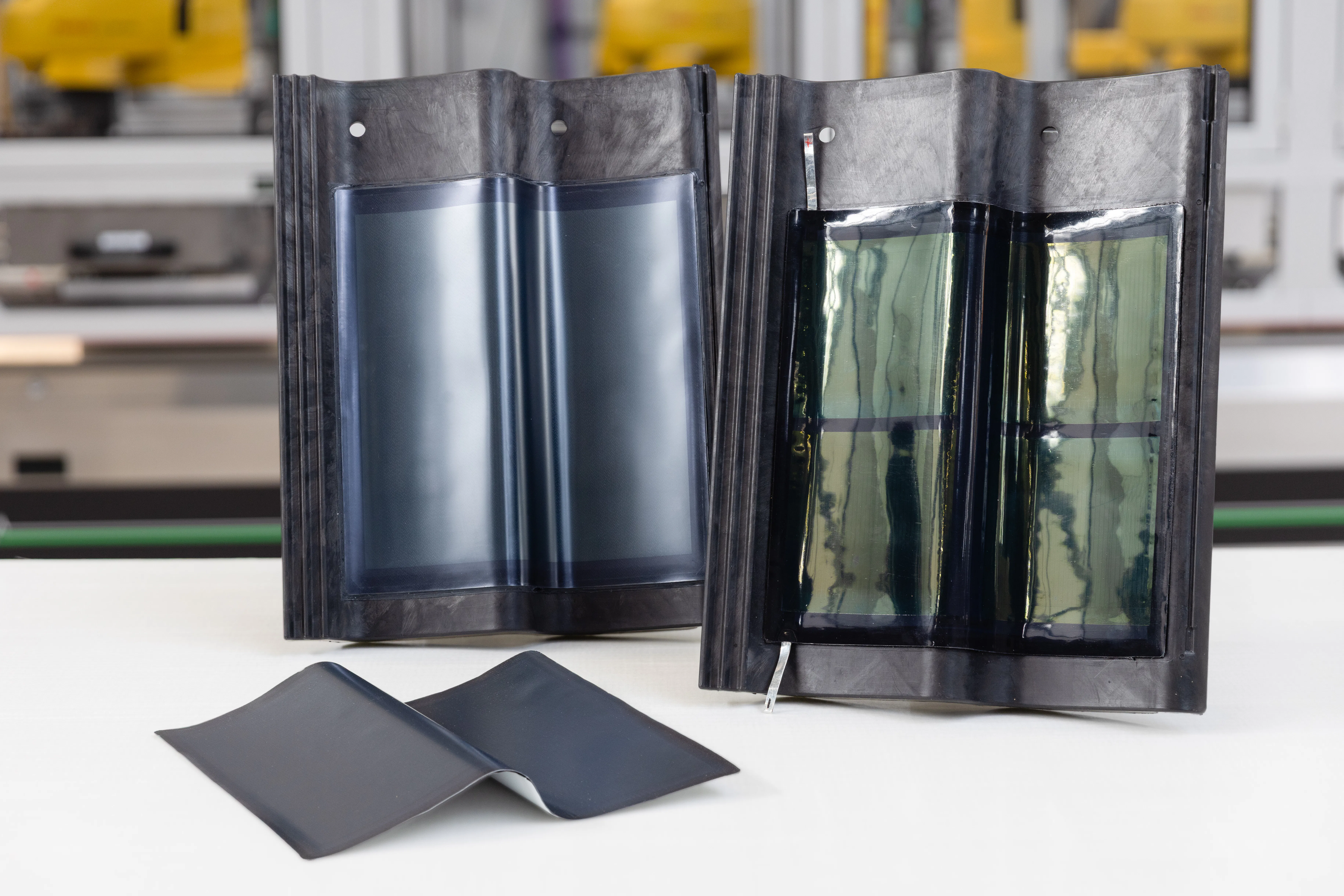 De zonne-dakpan met een folie van perovskiet-zonnecellen. Foto: TNO