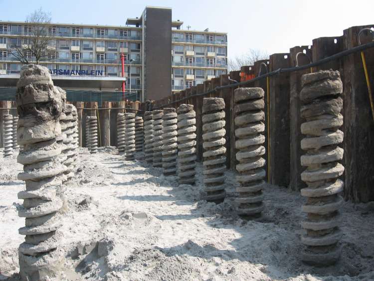 Olivierpalen in een bouwput in Haarlem. Foto: Verhoef Funderingstechnieken.