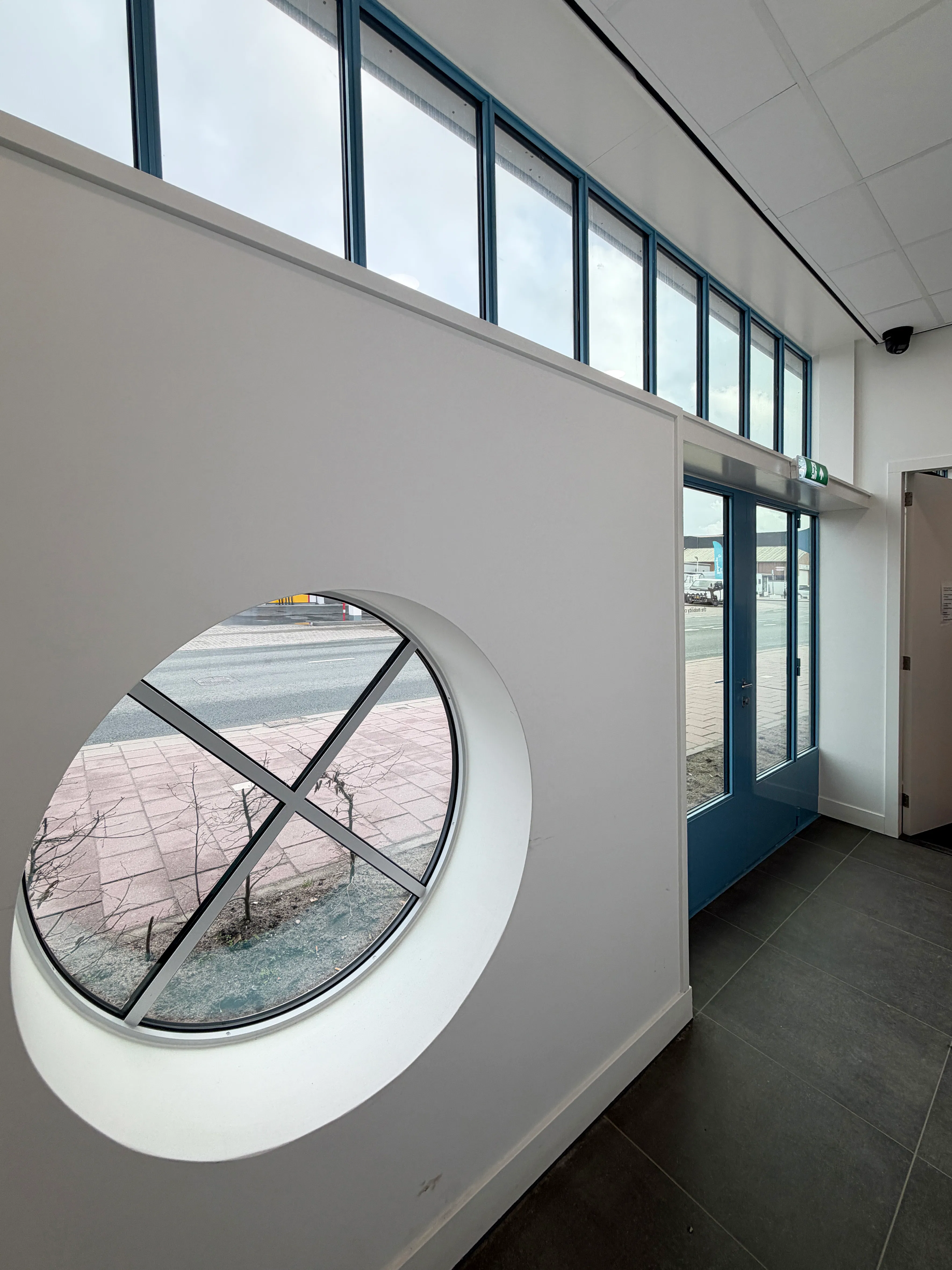 De stalen profielen zijn scherp te buigen, zodat ronde raampartijen mogelijk zijn.