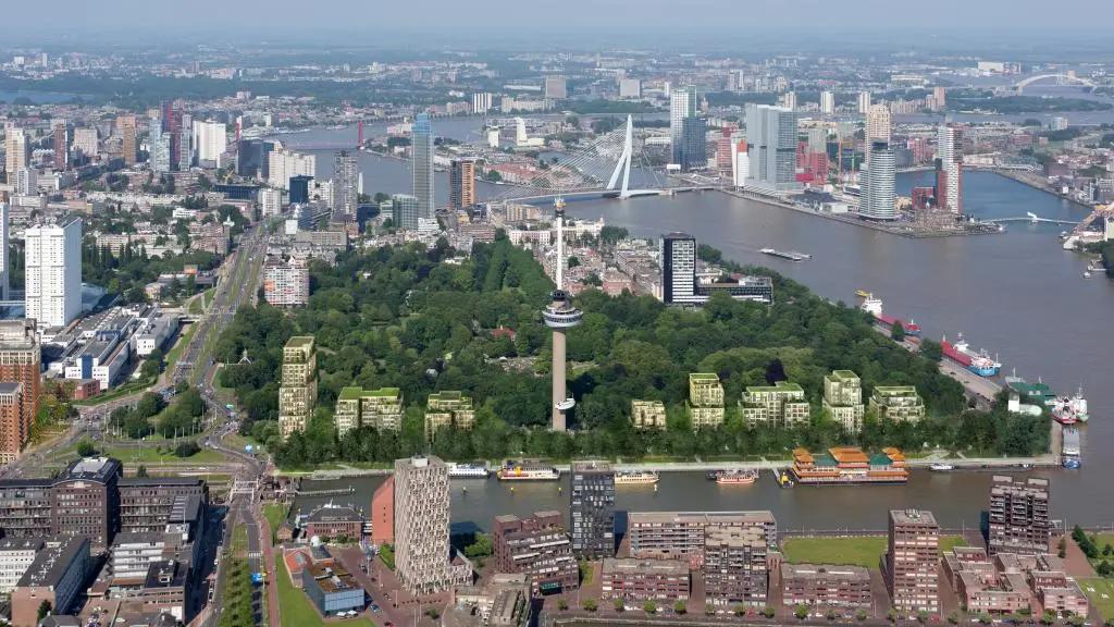 Verschillende groenstichtingen maakten bezwaar tegen de aantasting van het park en het uitzicht op de Euromast.