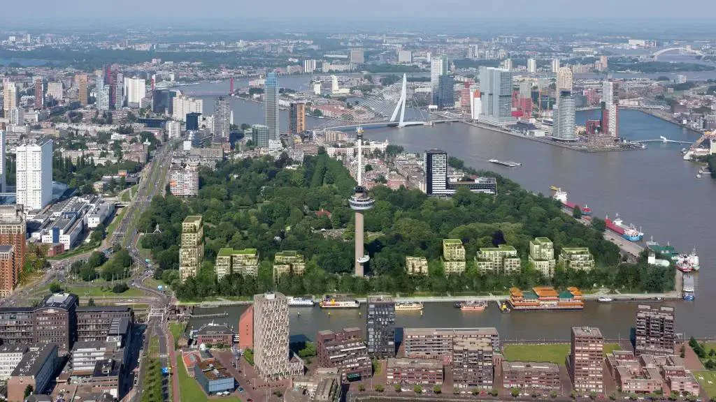 Verschillende groenstichtingen maakten bezwaar tegen de aantasting van het park en het uitzicht op de Euromast.