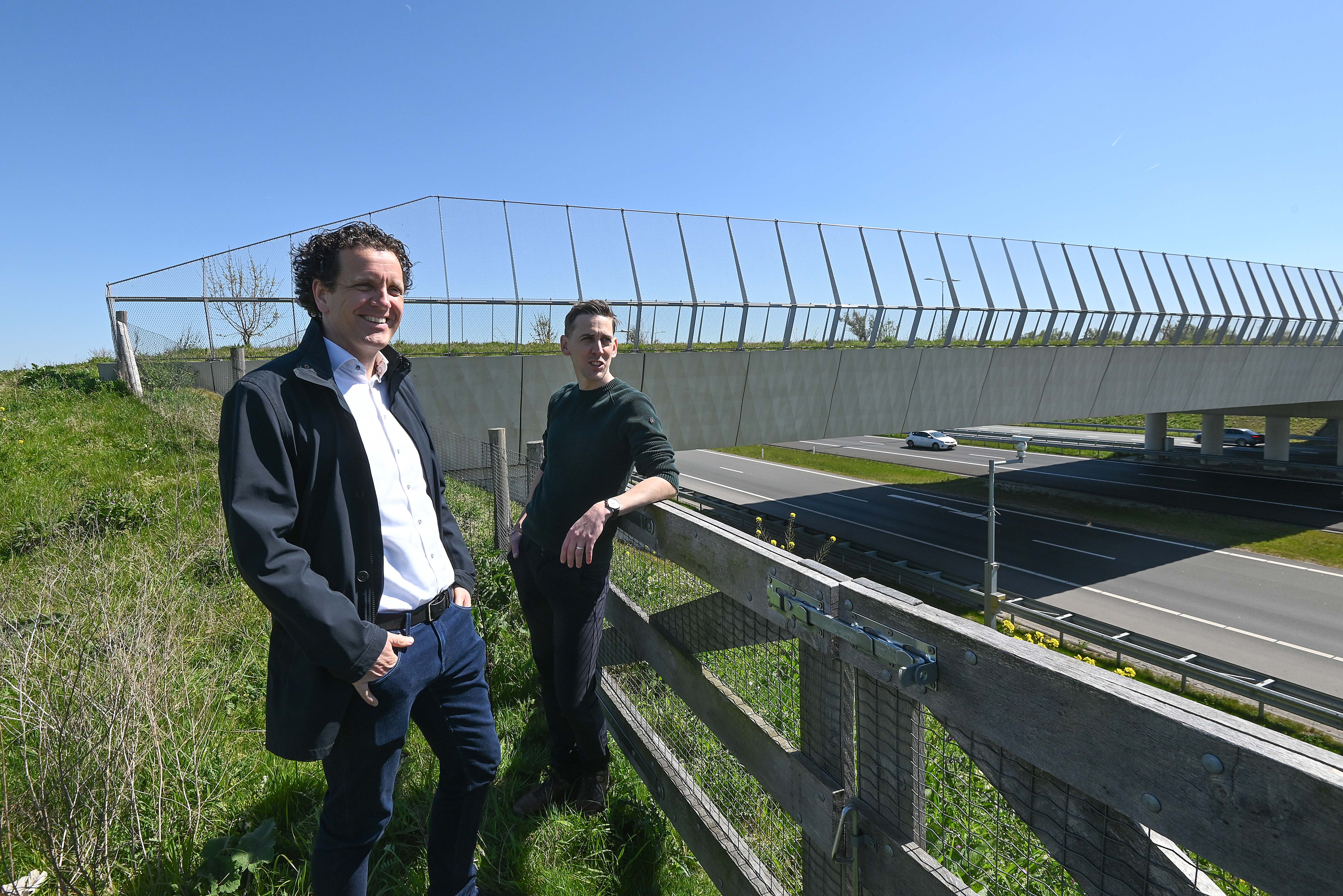 ontwerpers Joost Brands en Frans de Bruin bij één van de nieuwe A16 viaducten. Foto: Ries van Wendel de Joode