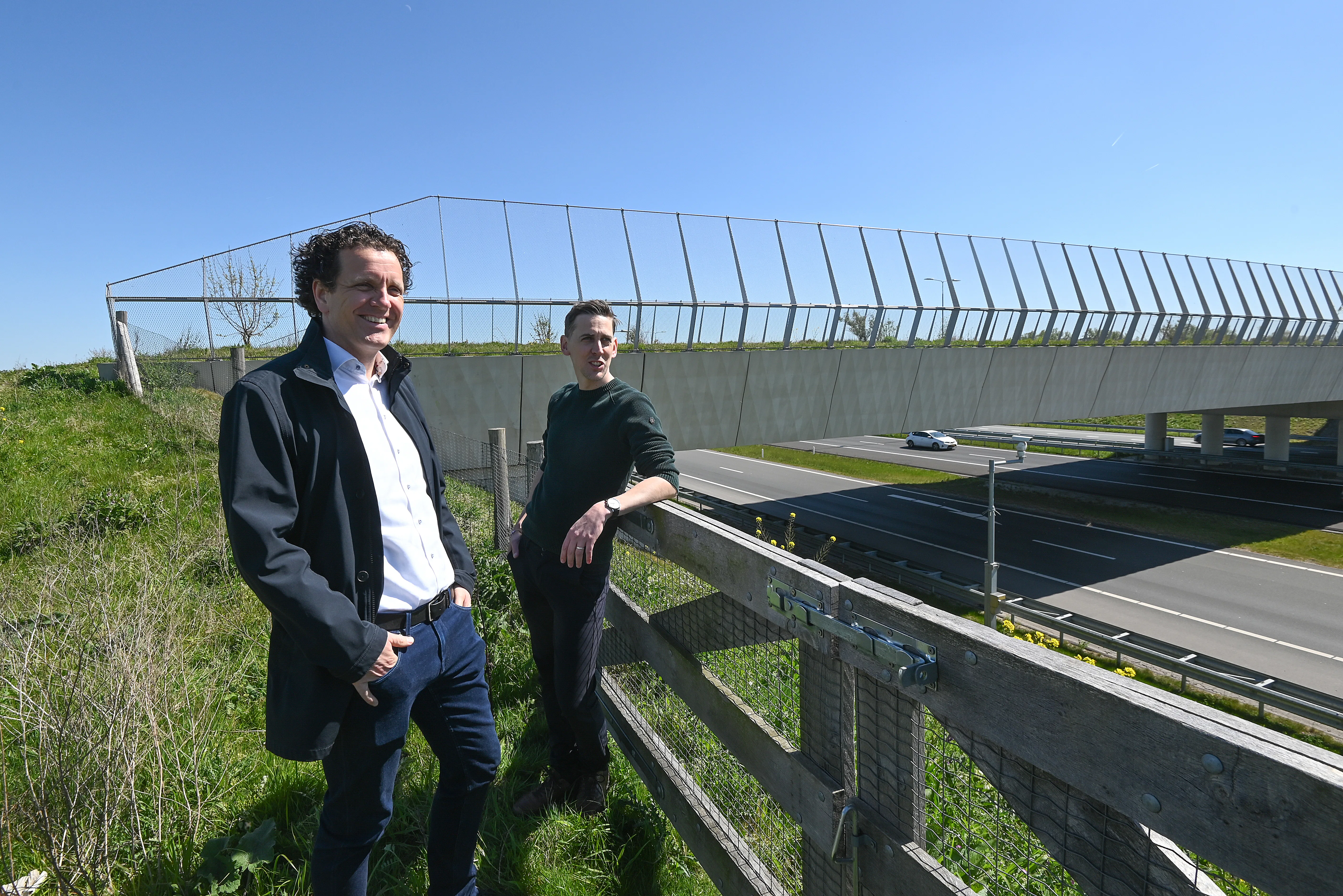 ontwerpers Joost Brands en Frans de Bruin bij één van de nieuwe A16 viaducten. Foto: Ries van Wendel de Joode