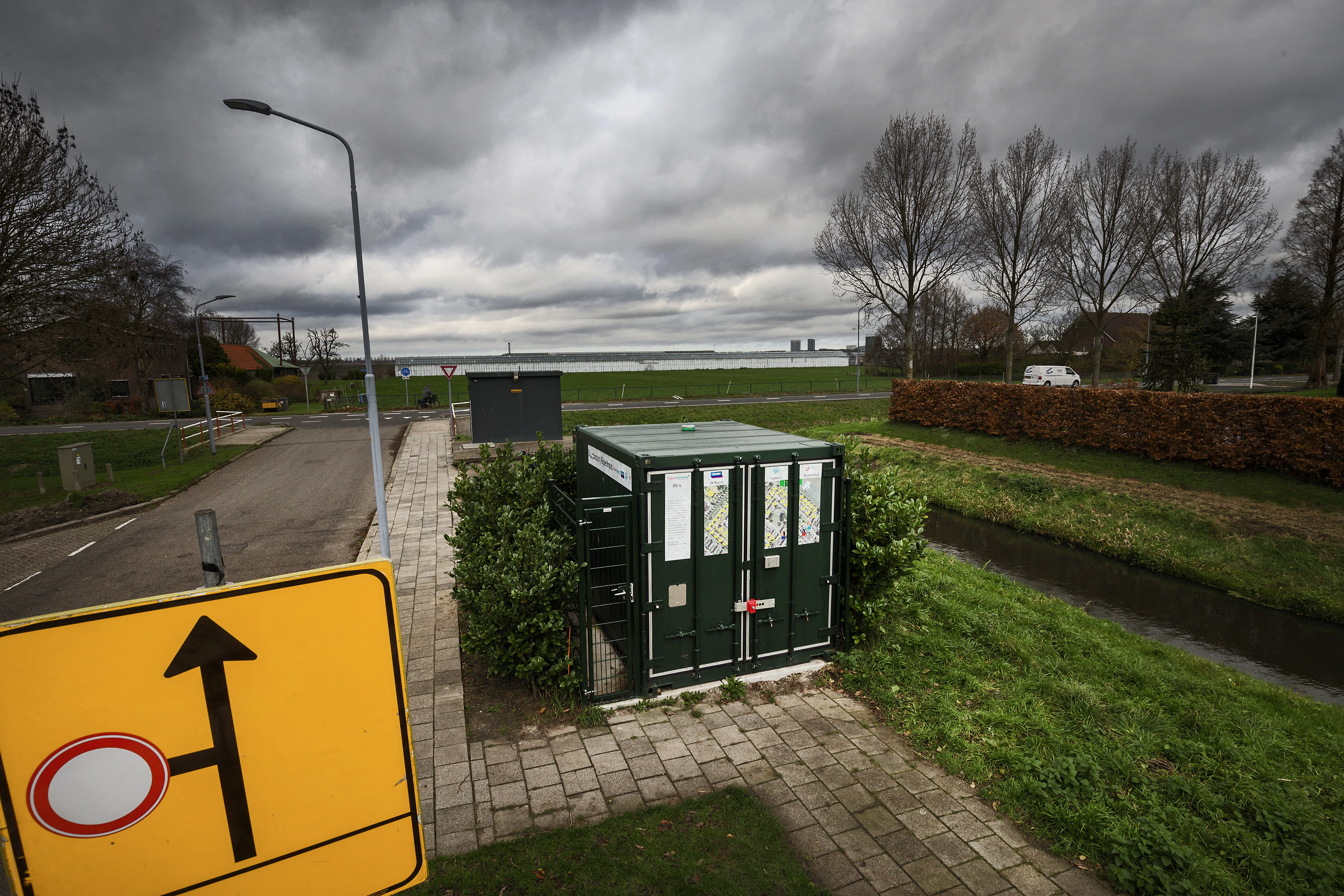 Buurtbatterij in Rijsenhout. 35 bewoners doen mee. Ze hebben allemaal zonnepanelen van Tegenstroom op hun dak. Foto: Olivier
Middendorp/ANP