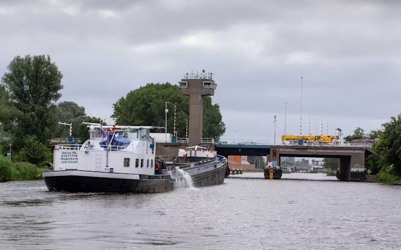 De Giessenbrug bestaat uit drie basculebruggen. Twee in de A20 en eentje voor lokaal verkeer. Foto: Rijkswaterstaat 