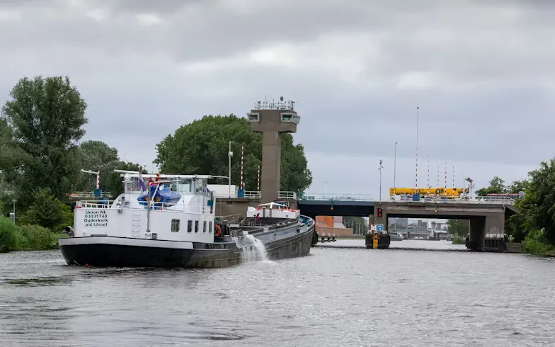 De Giessenbrug bestaat uit drie basculebruggen. Twee in de A20 en eentje voor lokaal verkeer. Foto: Rijkswaterstaat 