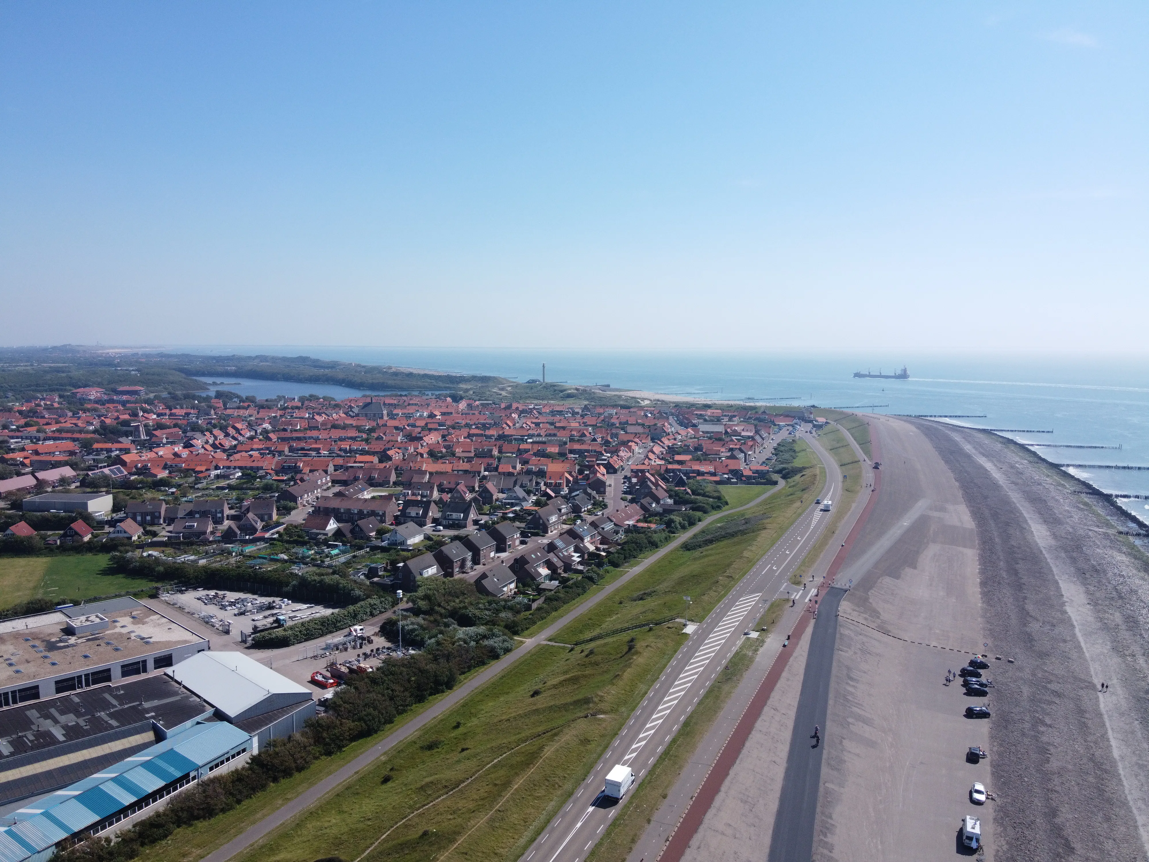 Vooral tijdens de vroege bouwfase, het bouwrijp maken van de grond en het inrichten van de omgeving is de inzet van de regionale bouwsector een kans, zien de onderzoekers. Foto: Shutterstock
