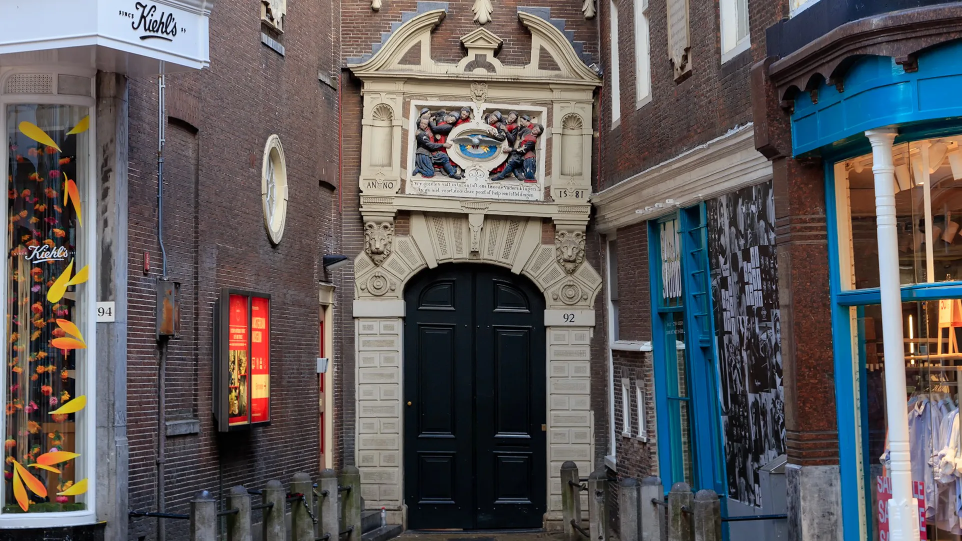 De ingangspoort van Amsterdam Museum vanuit de Kalverstraat. Foto: Collection Maykova/Shutterstock