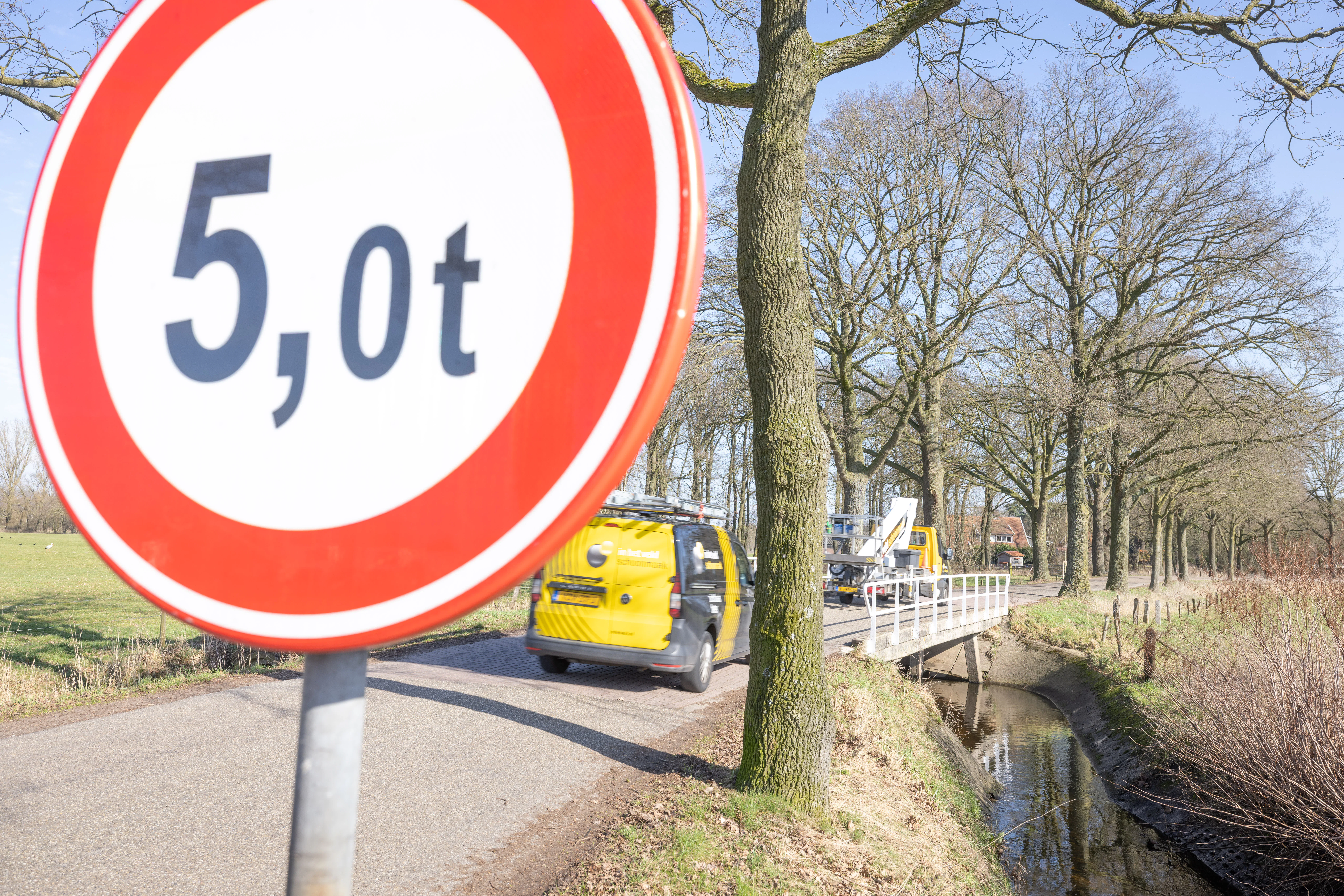 Dit verbodsbord verbiedt toegang voor bestuurders van voertuigen zwaarder dan 5 ton. Foto: Sjef Prins/APA Foto