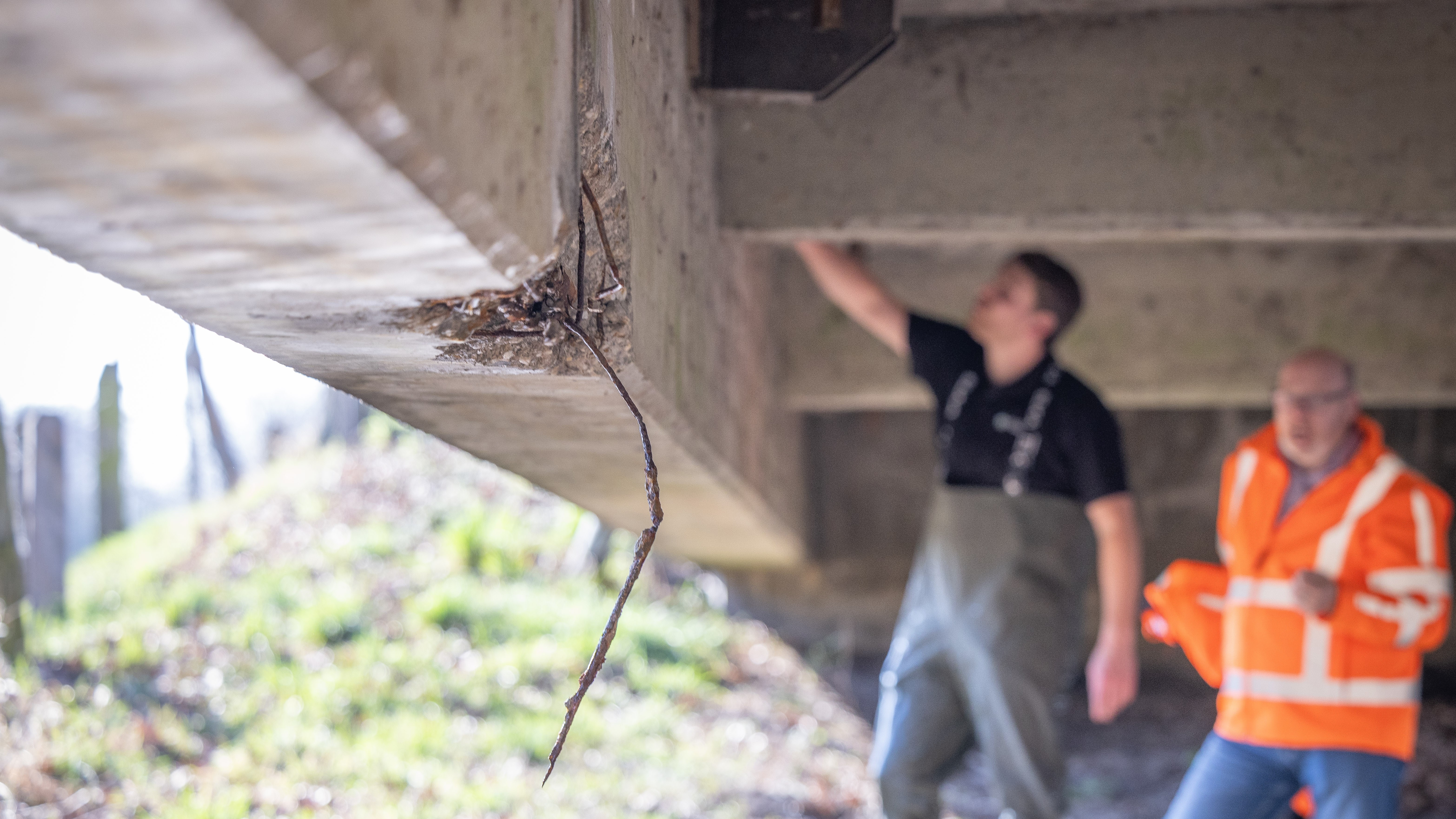 In de Bossinkbrug in Losser is door nalatig onderhoud een groot gat ontstaan waar de wapening bloot ligt. Foto: Sjef Prins/APA Foto