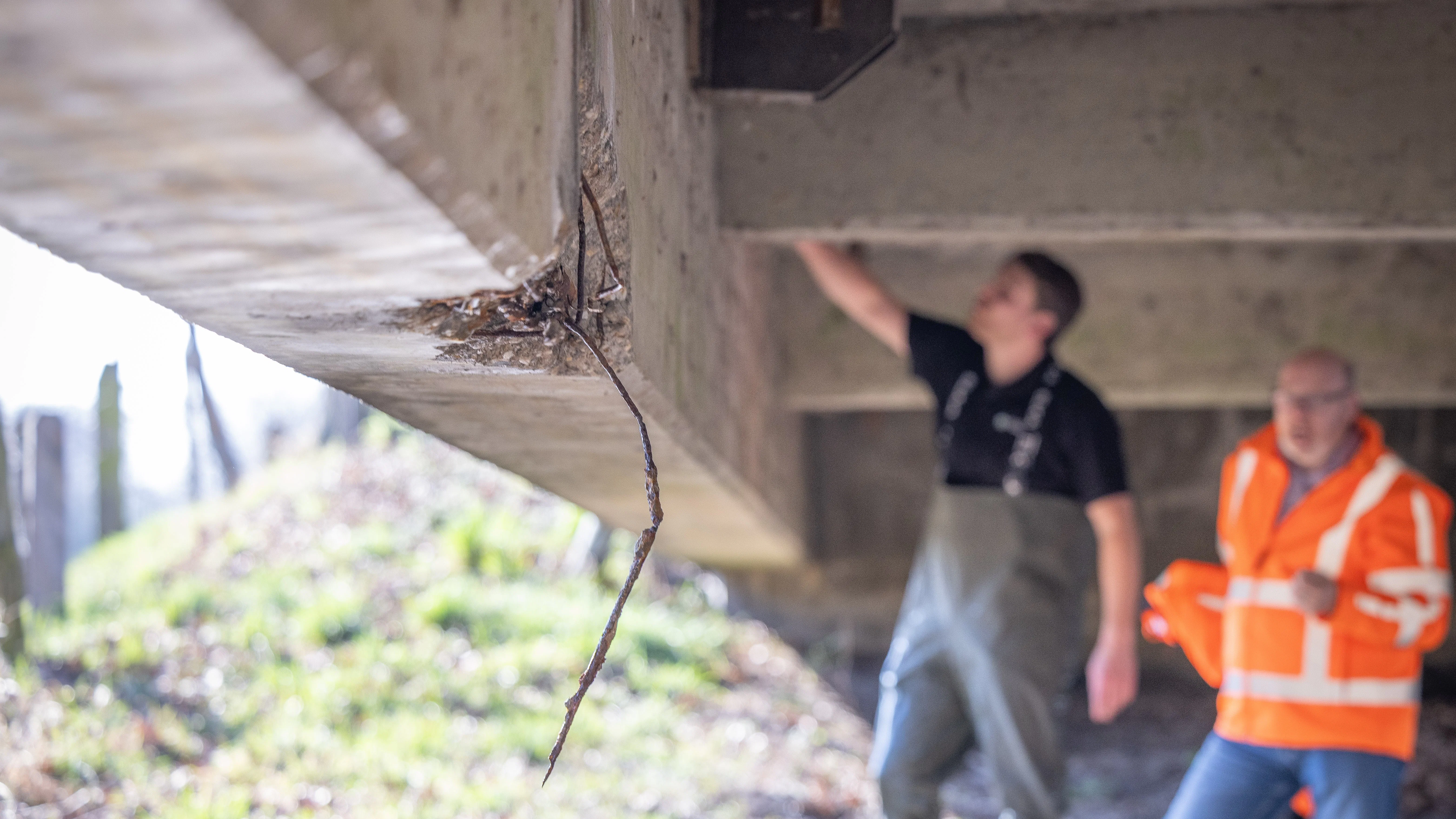 In de Bossinkbrug in Losser is door nalatig onderhoud een groot gat ontstaan waar de wapening bloot ligt. Foto: Sjef Prins/APA Foto
