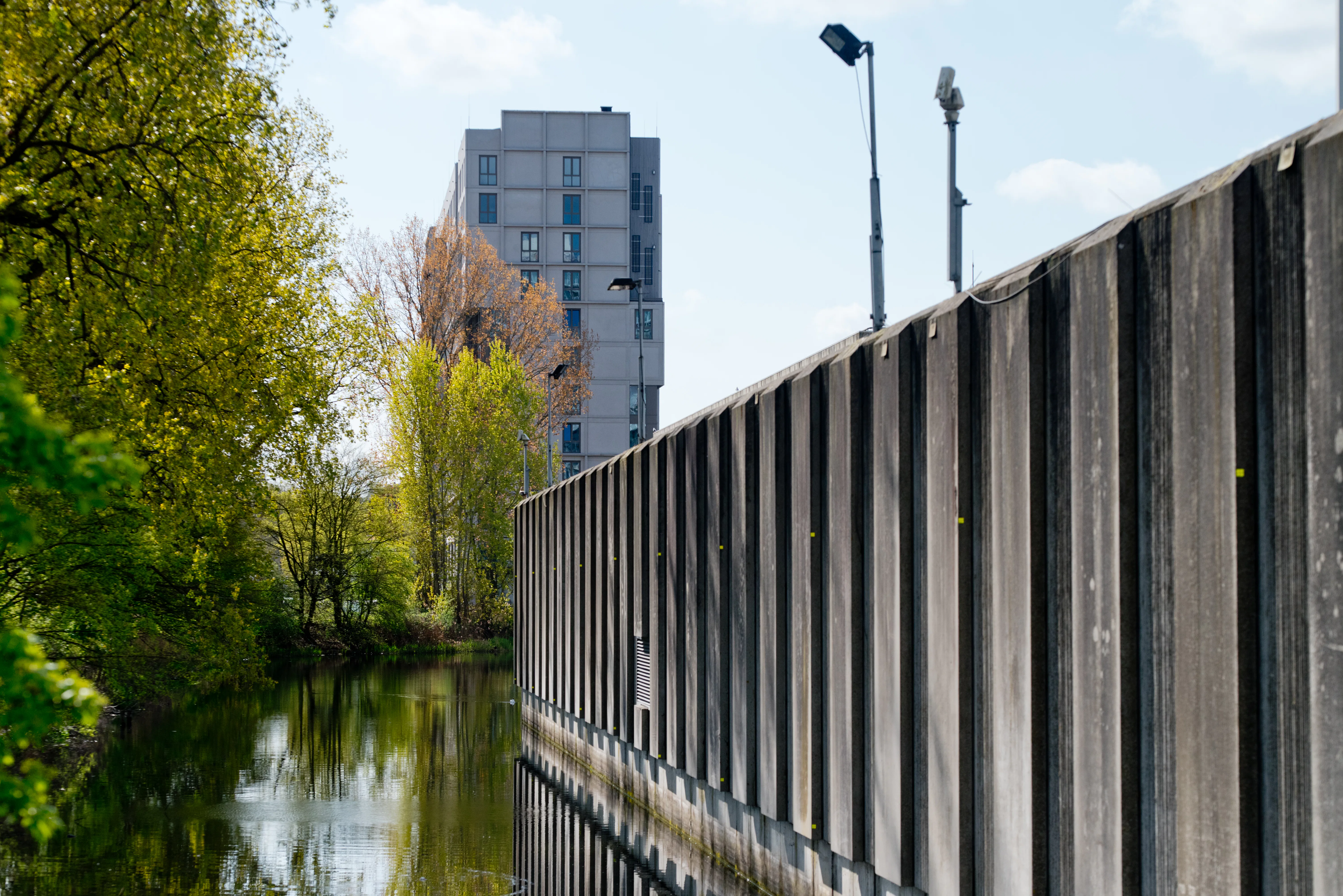 De gevangenismuur van de Bijlmerbajes is grotendeels behouden. Foto: Johan Nebbeling