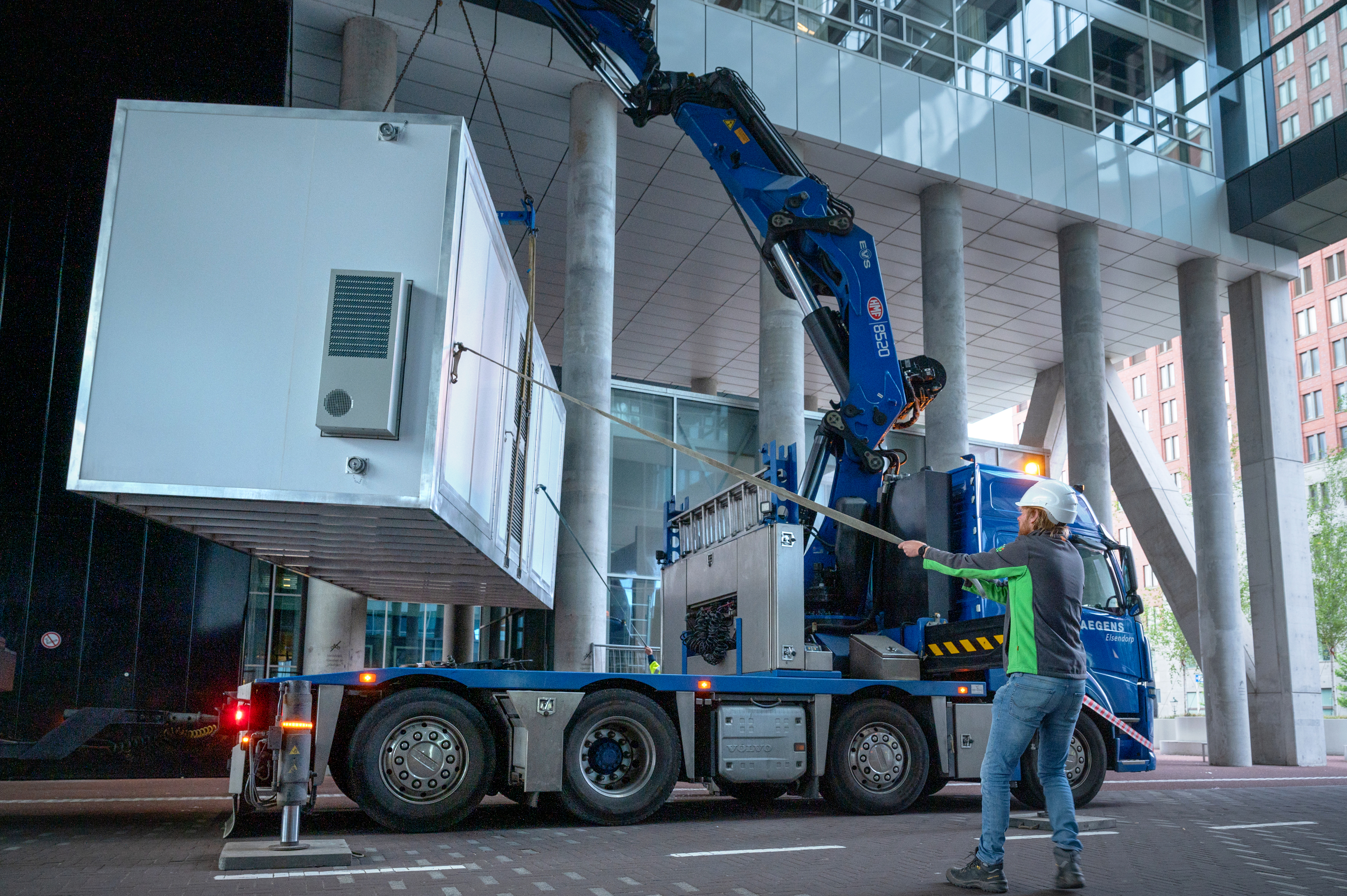 Plaatsing van de stadsbatterij in de onderdoorgang van gebouw Rijnstraat 8. Foto: RVB / Bas Kijzers