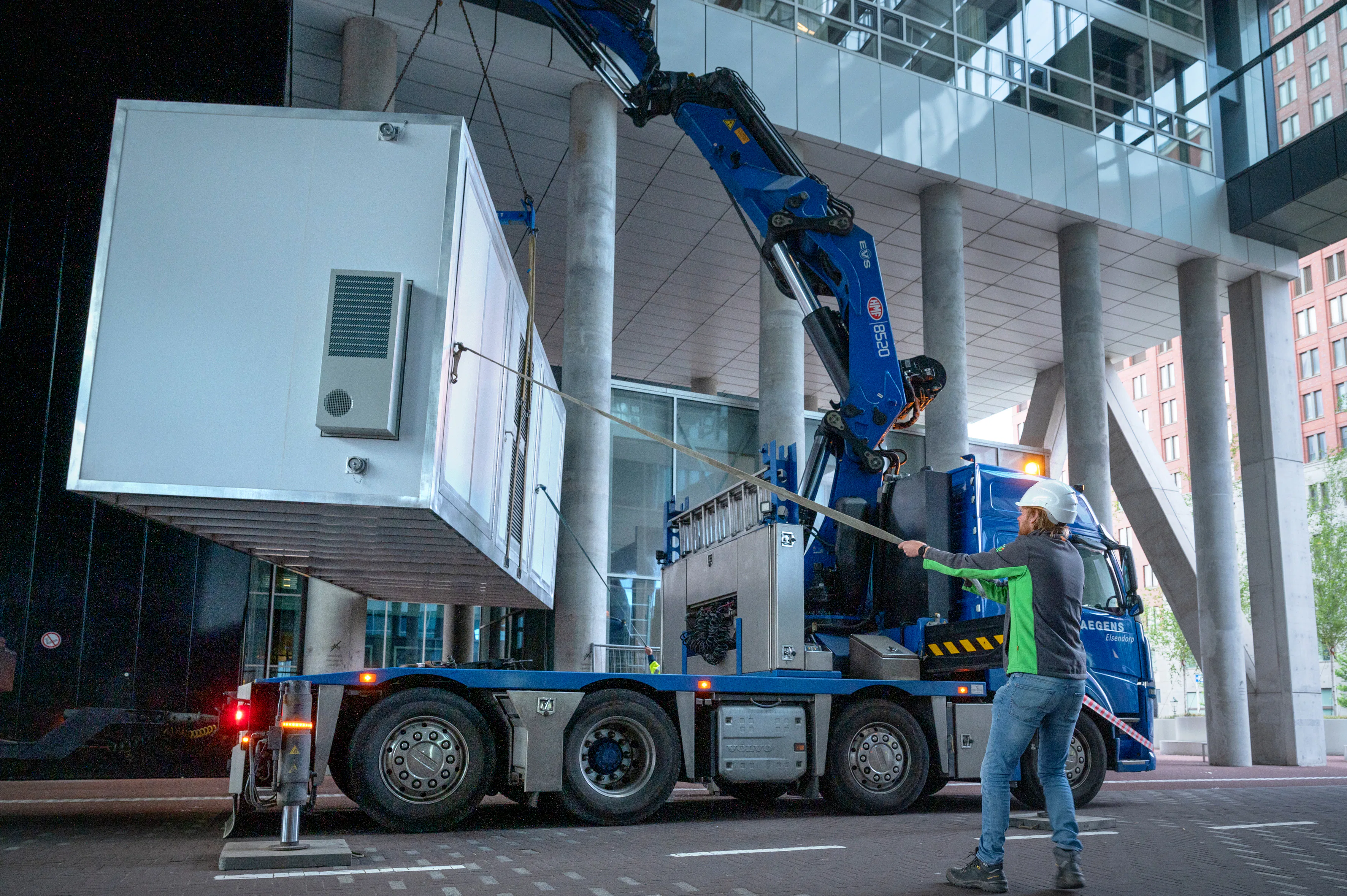 Plaatsing van de stadsbatterij in de onderdoorgang van gebouw Rijnstraat 8. Foto: RVB / Bas Kijzers