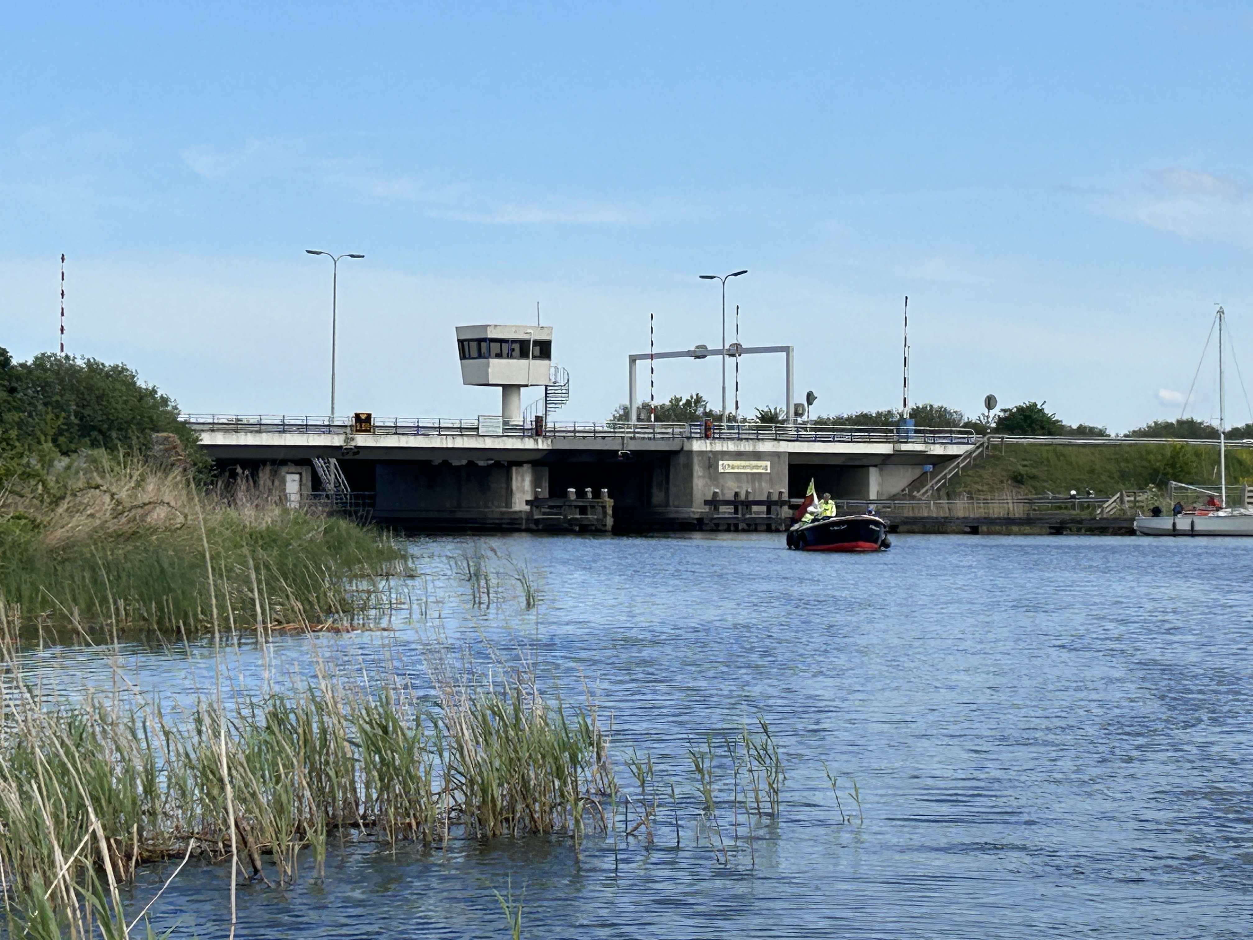 De Scharsterrijnbrug vanaf het water. De brug uit 1973 is aan het eind van zijn levensfase.