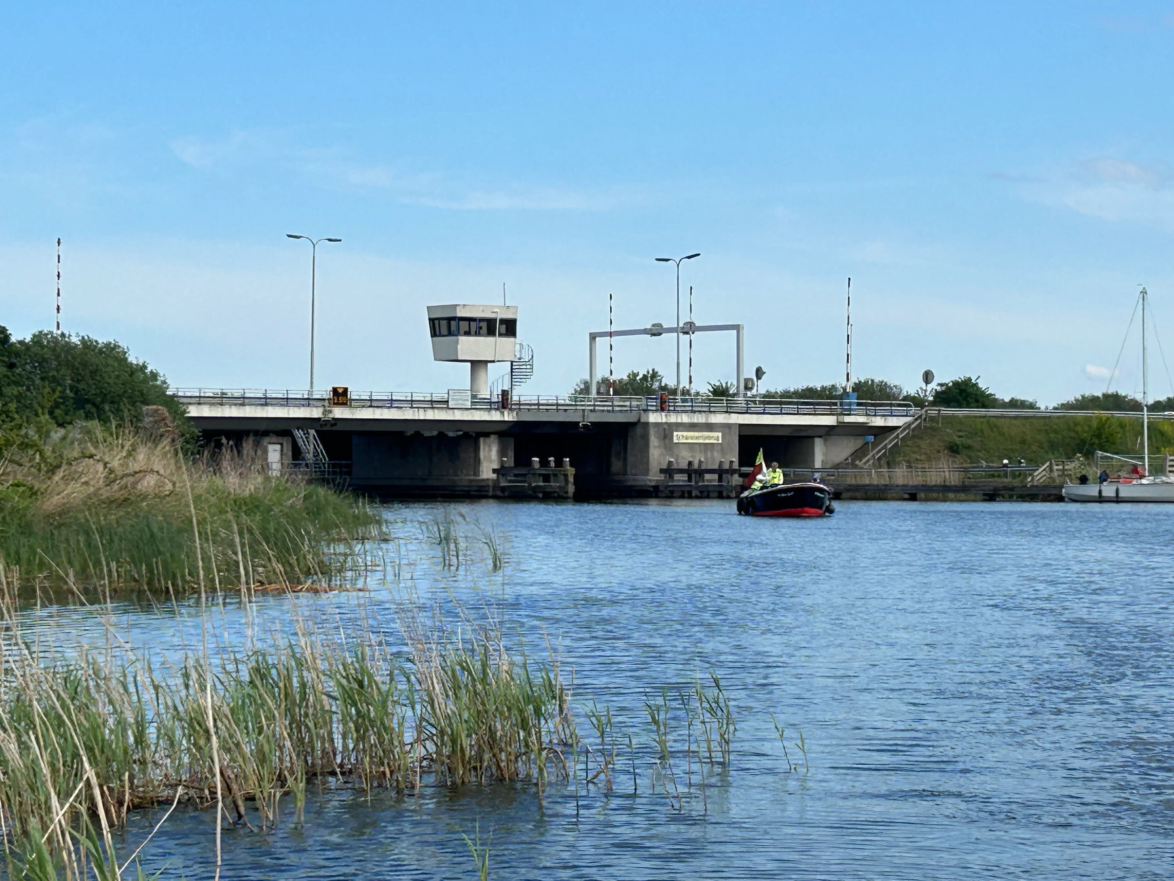 De Scharsterrijnbrug vanaf het water. De brug uit 1973 is aan het eind van zijn levensfase.