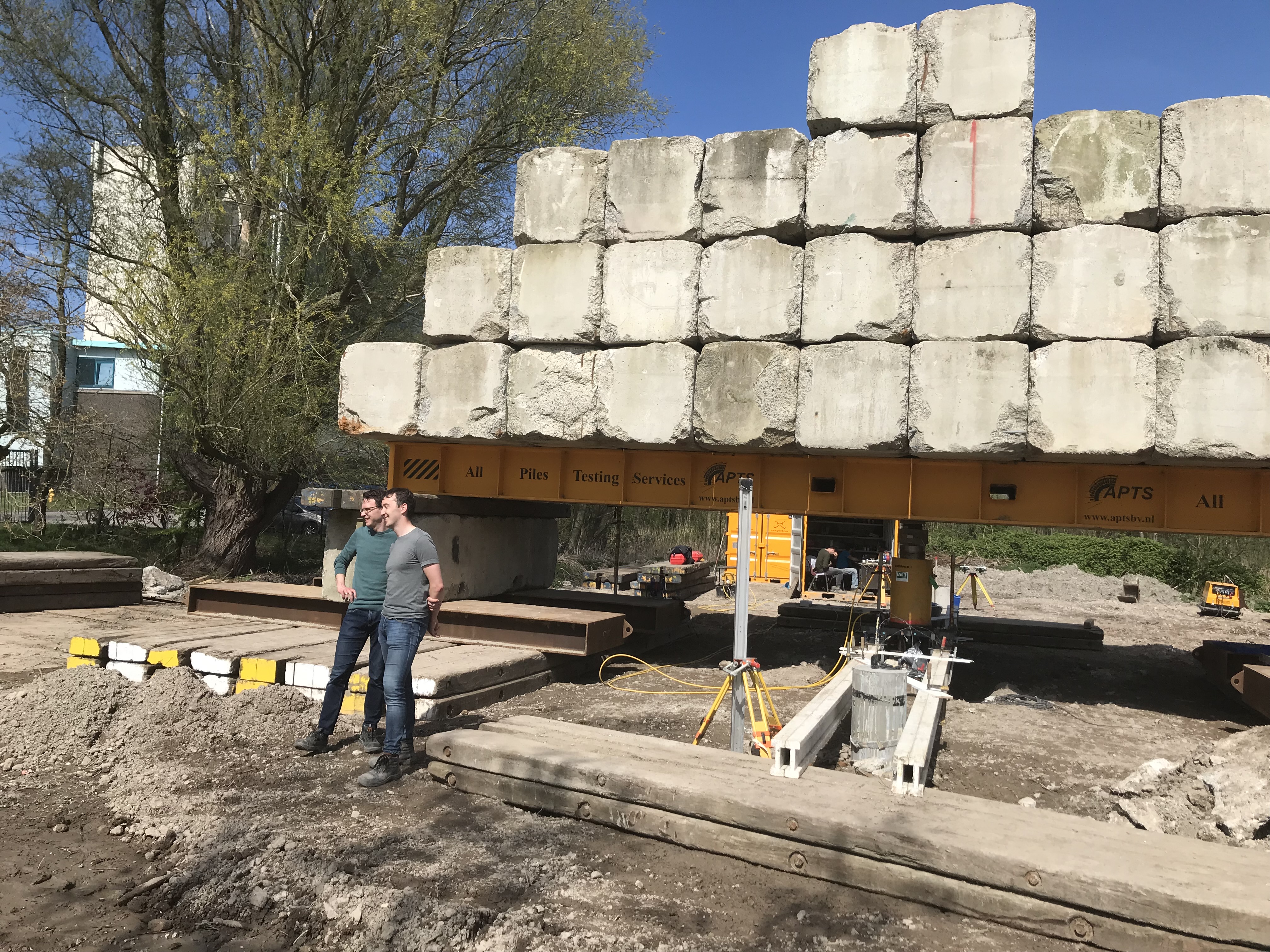 Belastingproef op een schroefinjectiepaal op het terrein bij Deltares. Foto: Cobouw