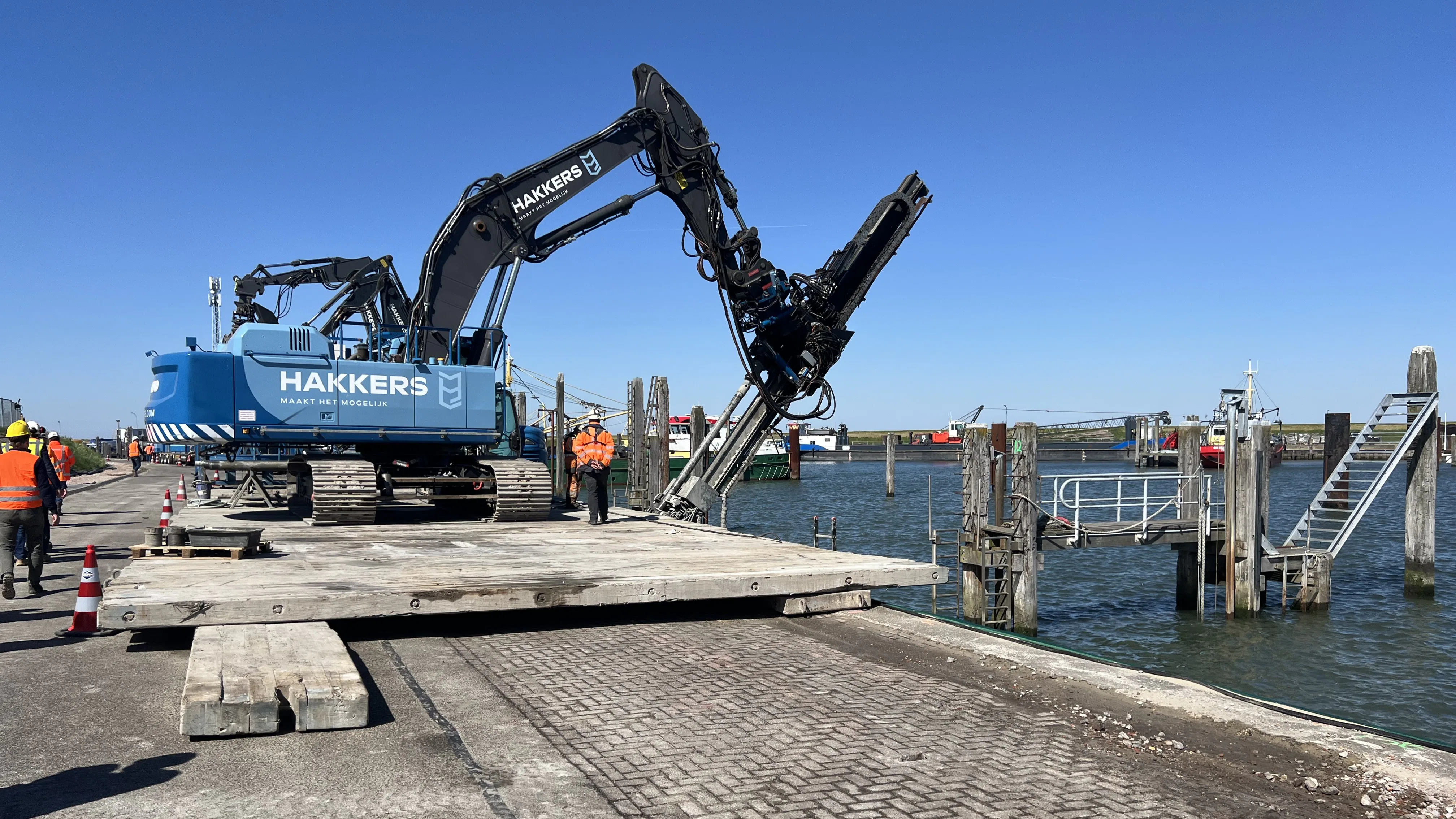 Aannemer Hakkers plaatst ankers in de nieuw getrilde damwanden in de visserhaven van Yerseke. Foto: Cobouw/Edo Beerda