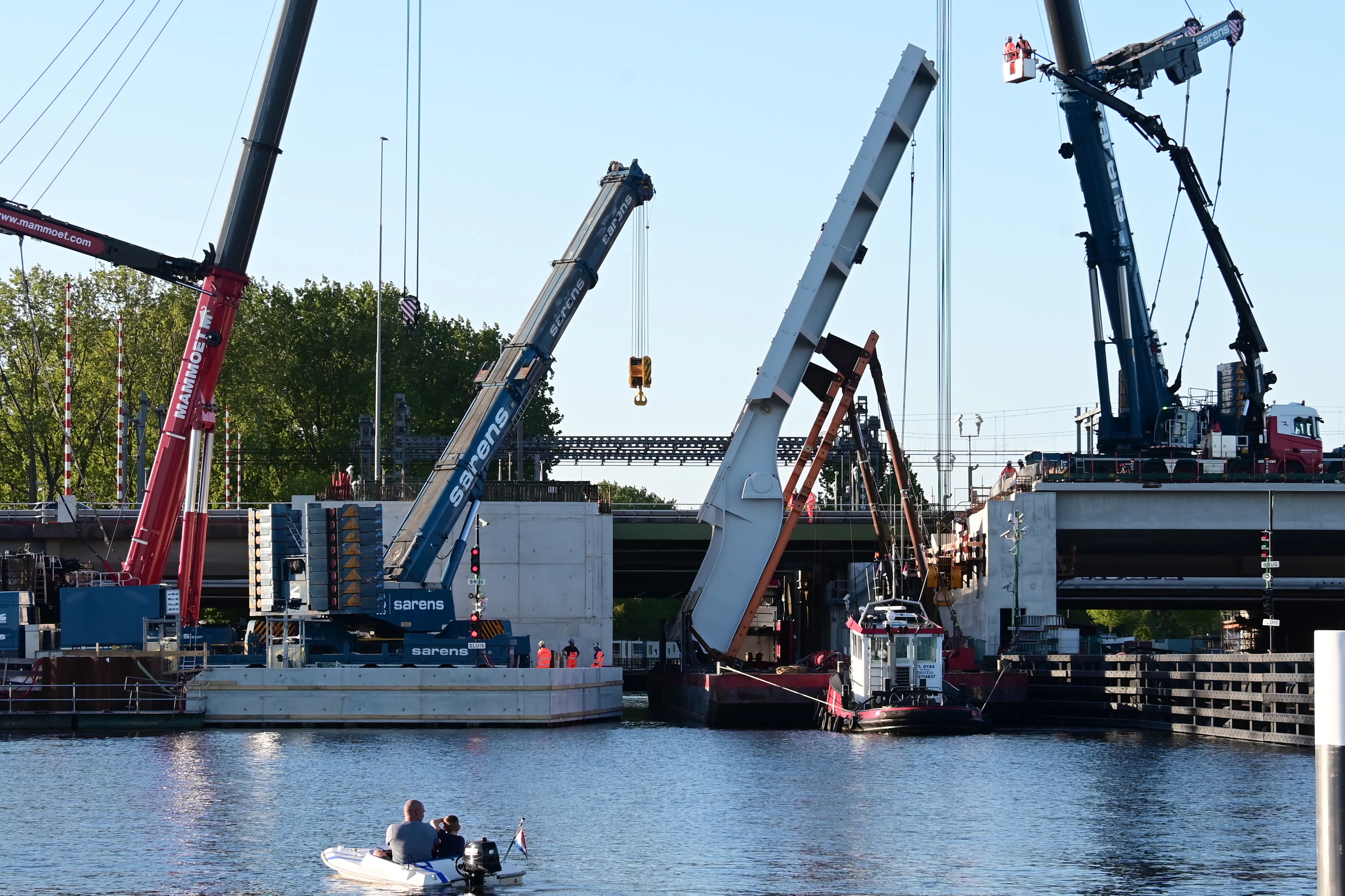 Het inhijsen van de eerste klep voor de Schinkelbrug. Foto: Ronald Bakker