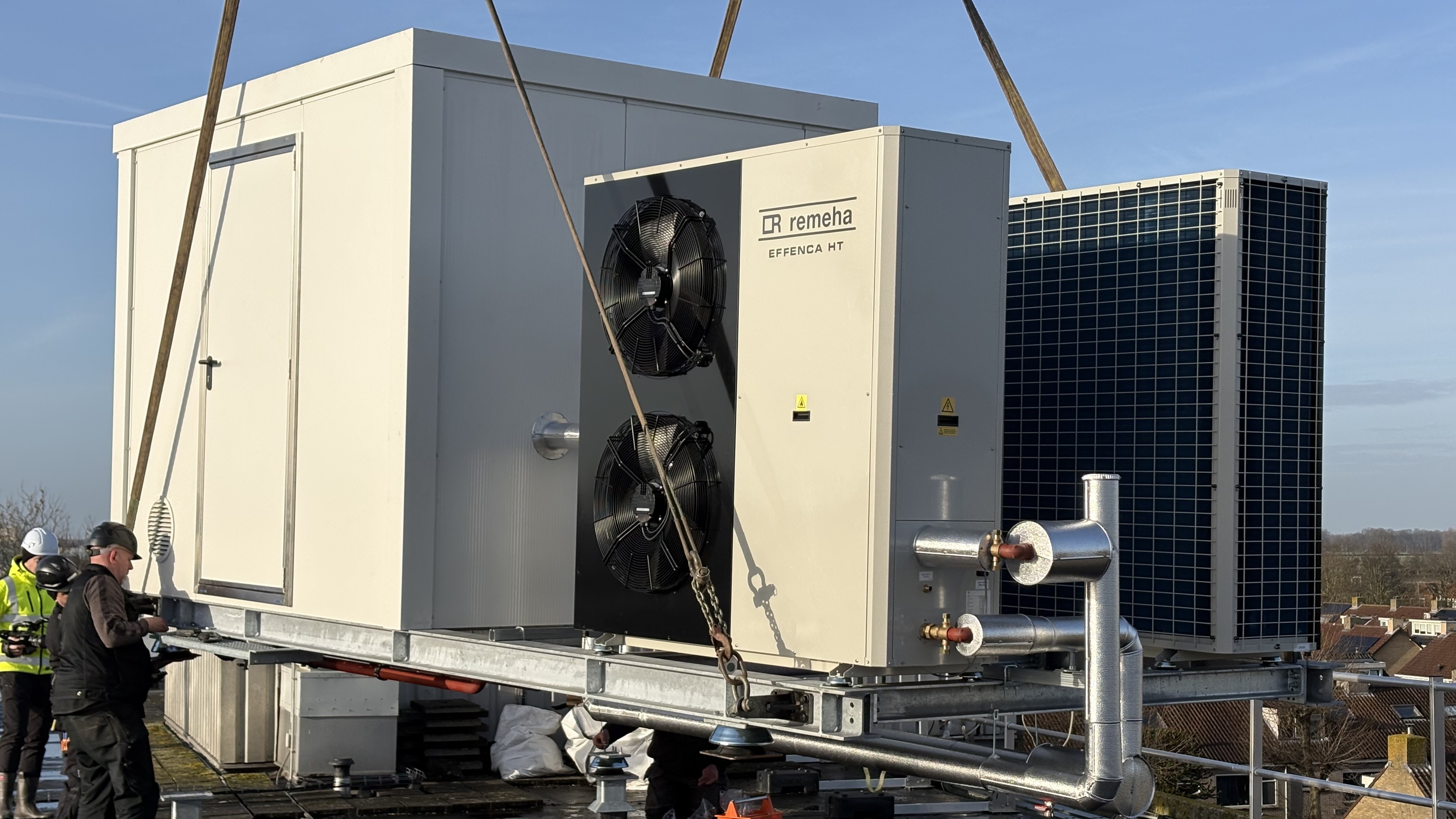 Op een dak van een flat wordt een hogetemperatuurwarmtepomp geplaatst. Foto: Energy Bridge