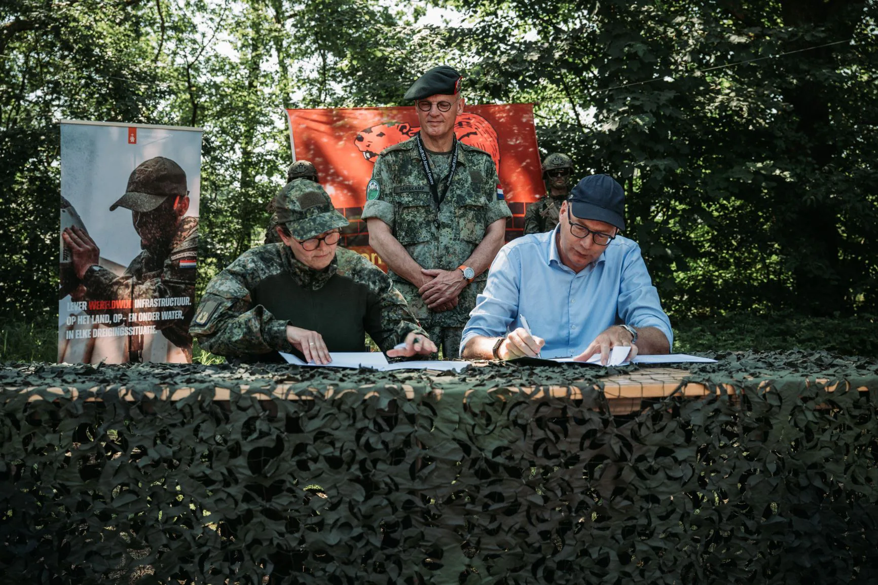 Generaal Nicole de Wolf-Fabricius (L) en ceo van Dura Vermeer Theo Winter (R) zetten hun handtekening onder het convenant. Foto: Defensie