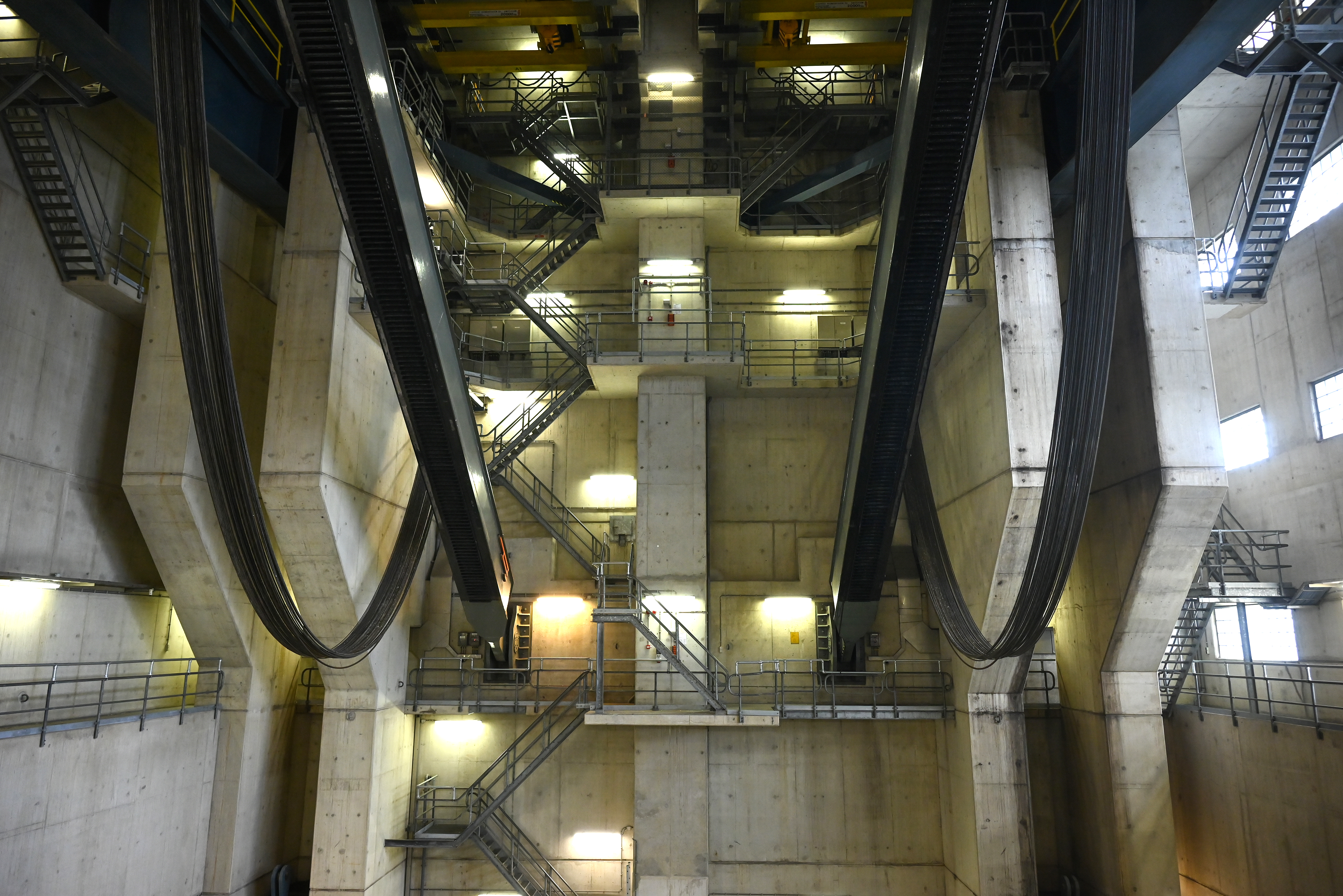De basculekelder van de jongste van de twee Van Brienenoordbruggen. Foto: Ries van Wendel de Joode.