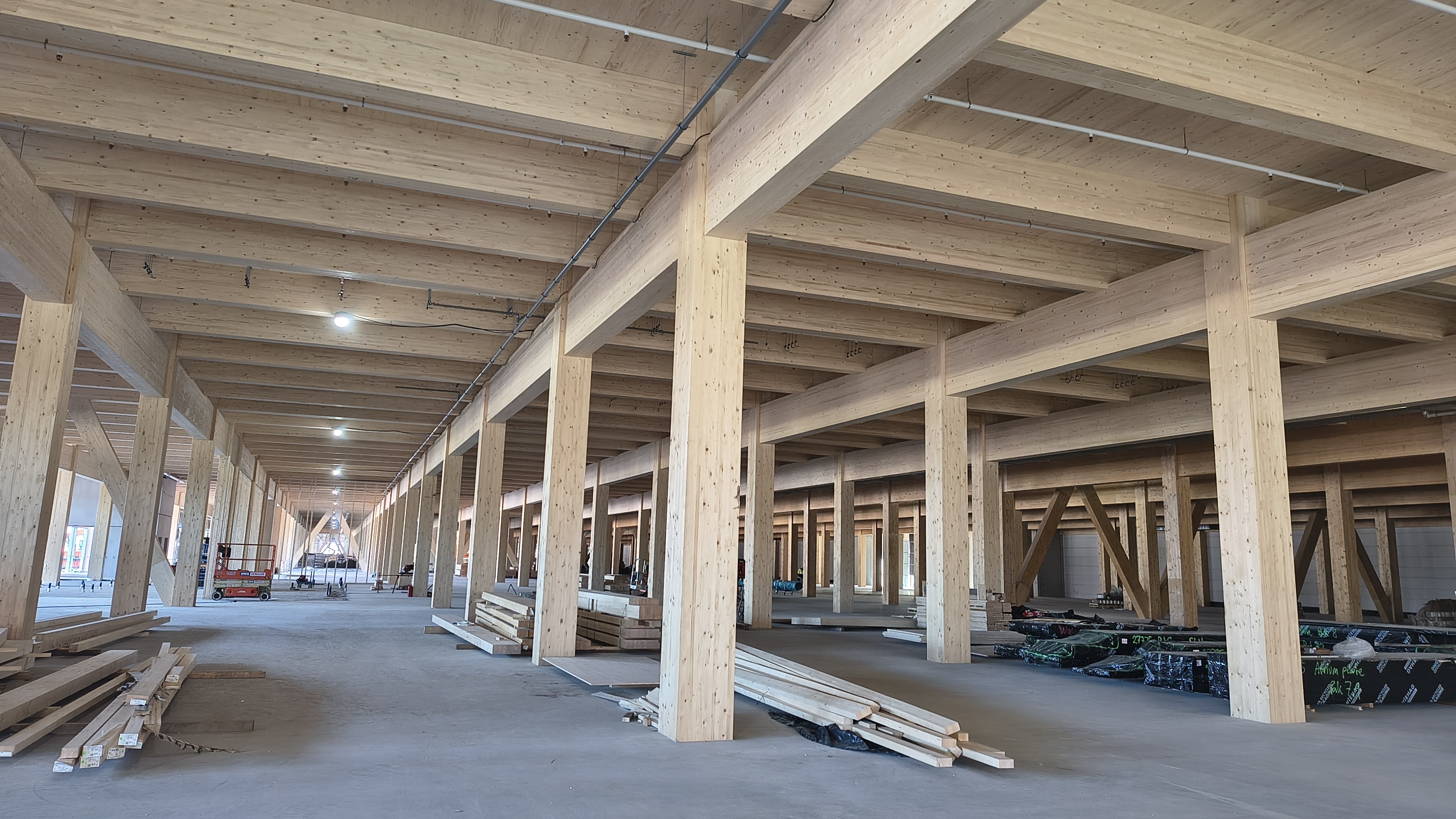 Afgezien van de fundering en vloer
op de begane grond wordt vrijwel de
complete constructie van het distributiecentrum van Bestseller opgetrokken uit
hout, vooral uit verschillende varianten
kruislaaghout (CLT). Foto: Cobouw