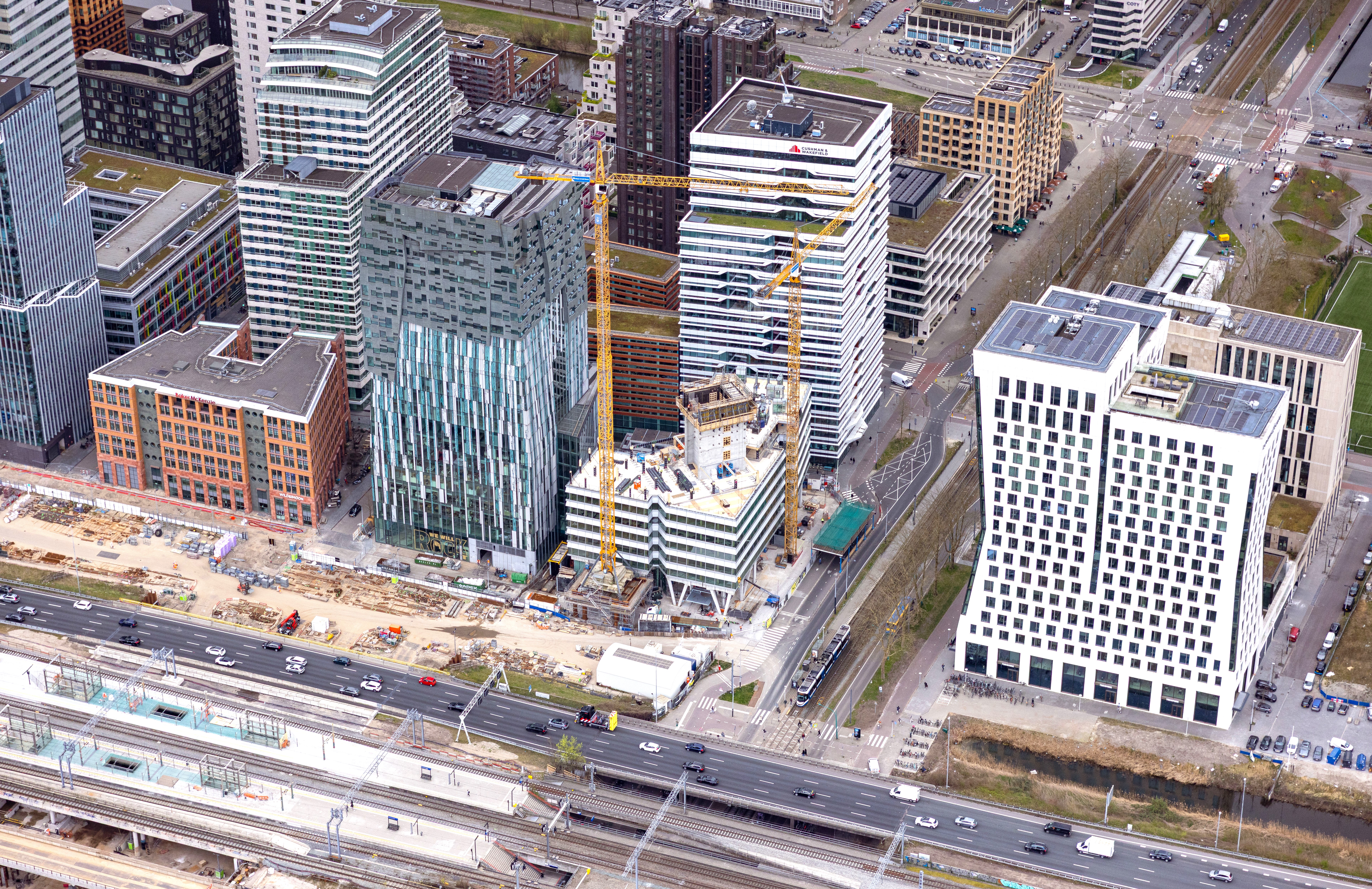 Het nieuwe Amsterdamse kantoor van Arcadis (op de voorgrond in aanbouw in 2025). Sinds begin maart huist het ingenieursbureau in 
het duurzame pand aan de Zuidas. Foto: ANP