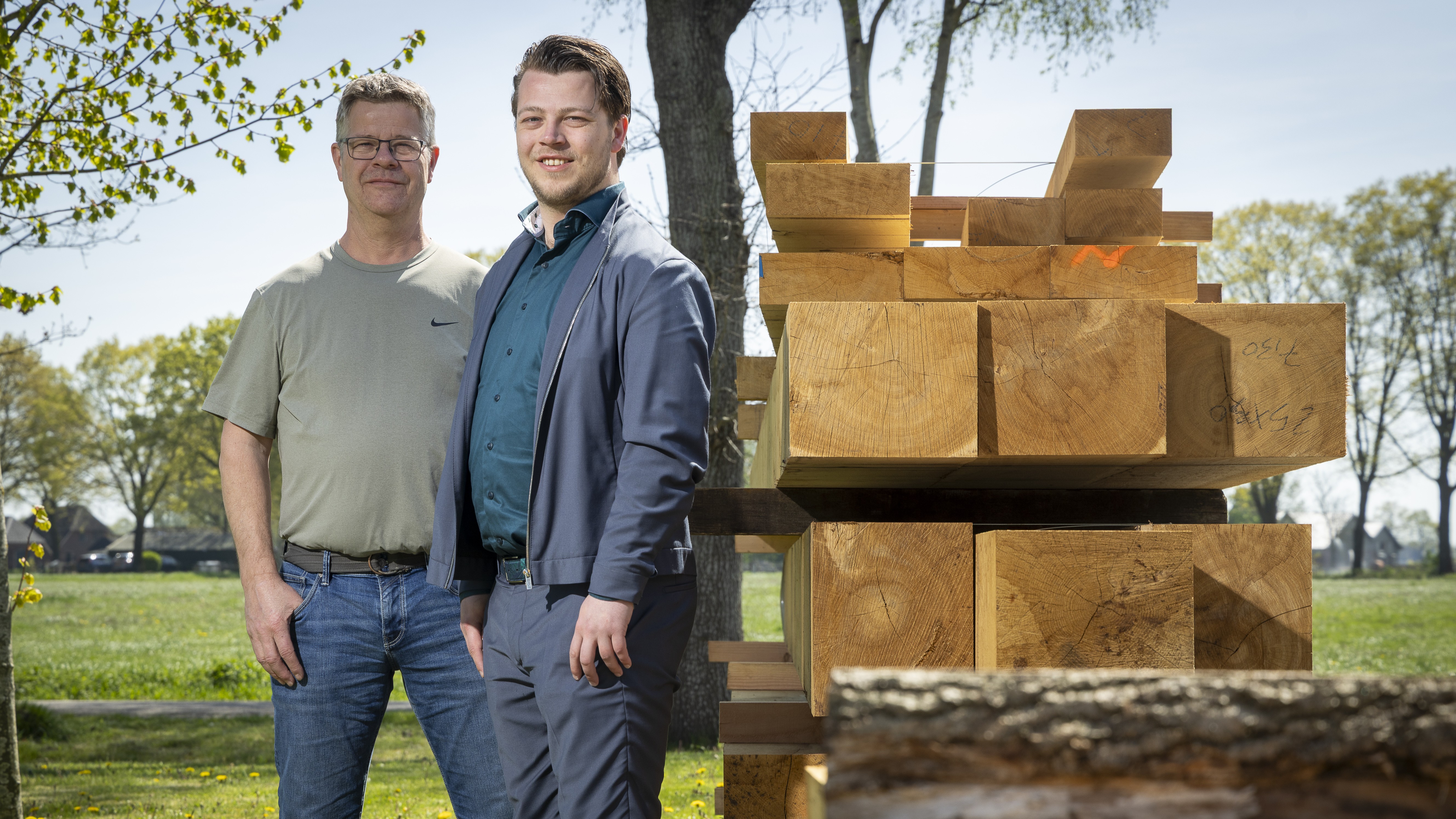 Directeur Tristan Mensink (r.) van Mensink Bouwbedrijf en zijn vader Gonard Mensink. Foto: Koos Groenewold