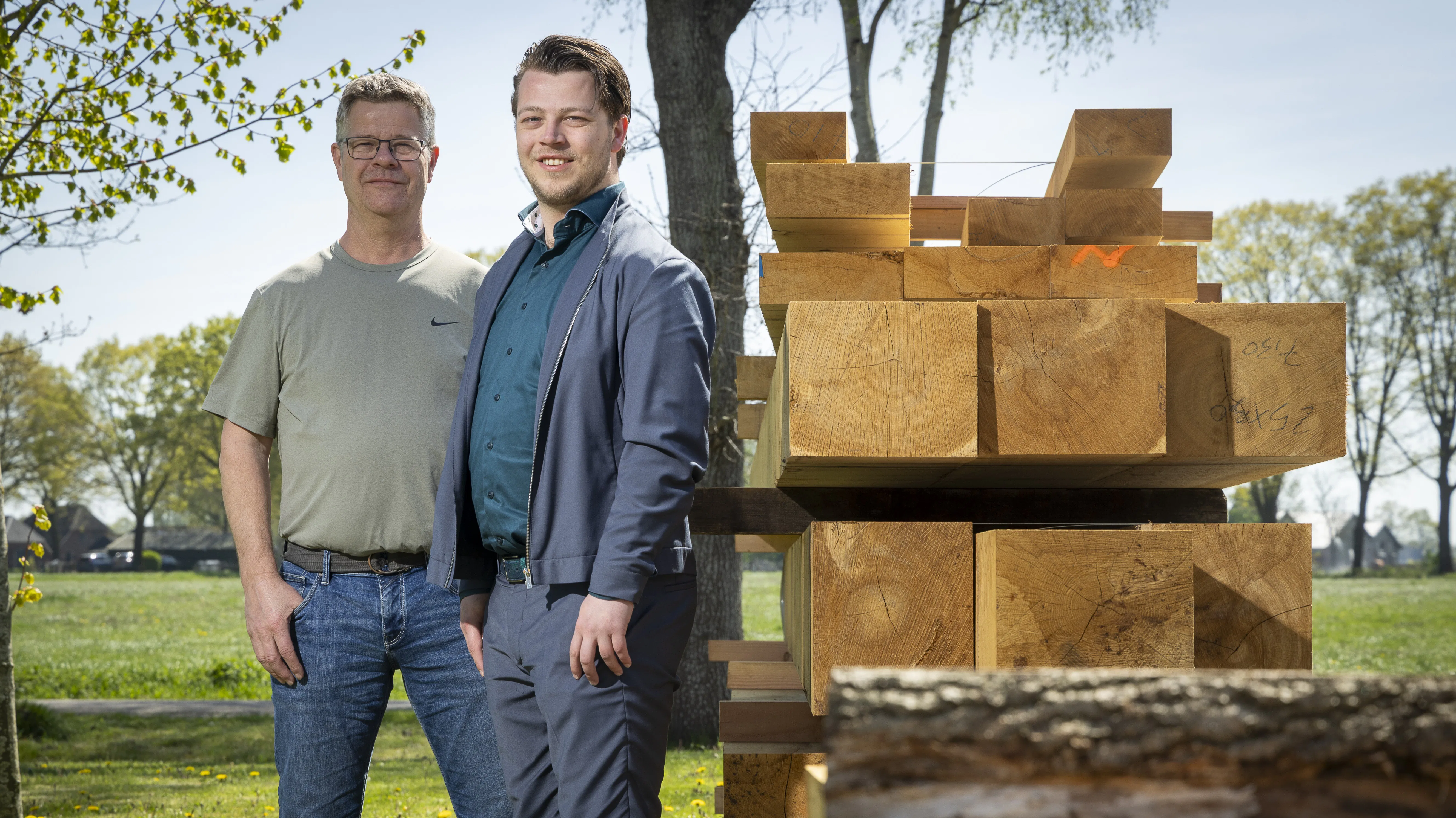 Directeur Tristan Mensink (r.) van Mensink Bouwbedrijf en zijn vader Gonard Mensink. Foto: Koos Groenewold