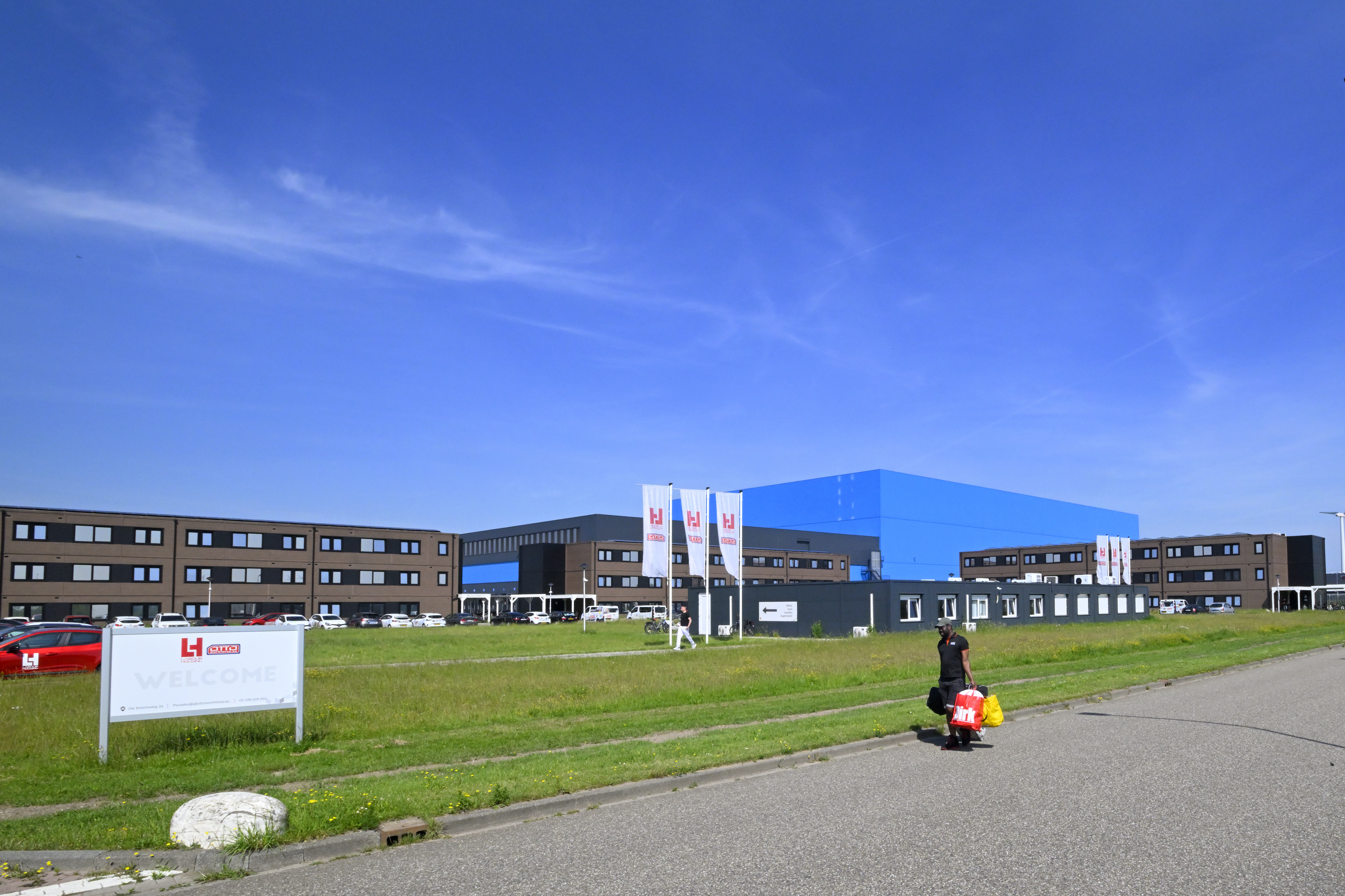 Vlak naast het Bol.com distributiecentrum in Waalwijk bouwde van den Nagel Modulaire Bouw 400 woningen voor arbeidsmigranten. 
Foto: Erald van der Aa