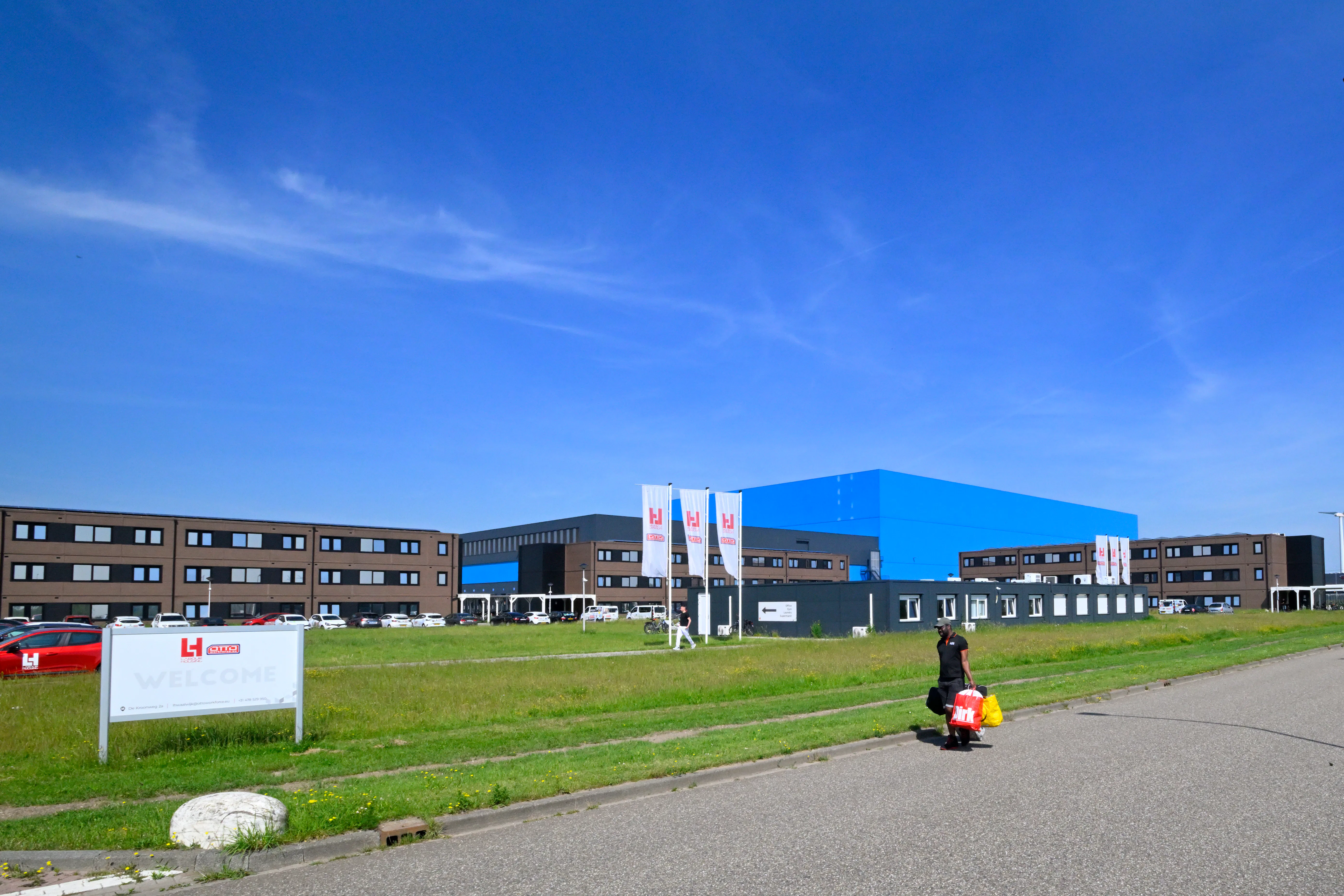 Vlak naast het Bol.com distributiecentrum in Waalwijk bouwde van den Nagel Modulaire Bouw 400 woningen voor arbeidsmigranten. 
Foto: Erald van der Aa