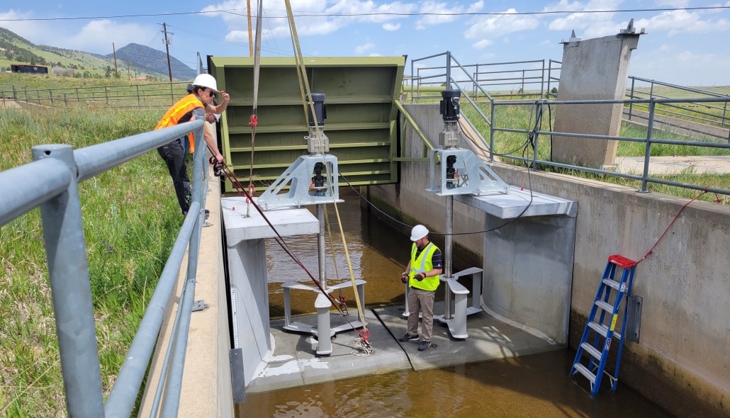 Het meest opvallende onderdeel van het Amerikaans-Duitse systeem zijn de turbines die als slagroomkloppers verticaal in het water staan. Foto: Emrgy
