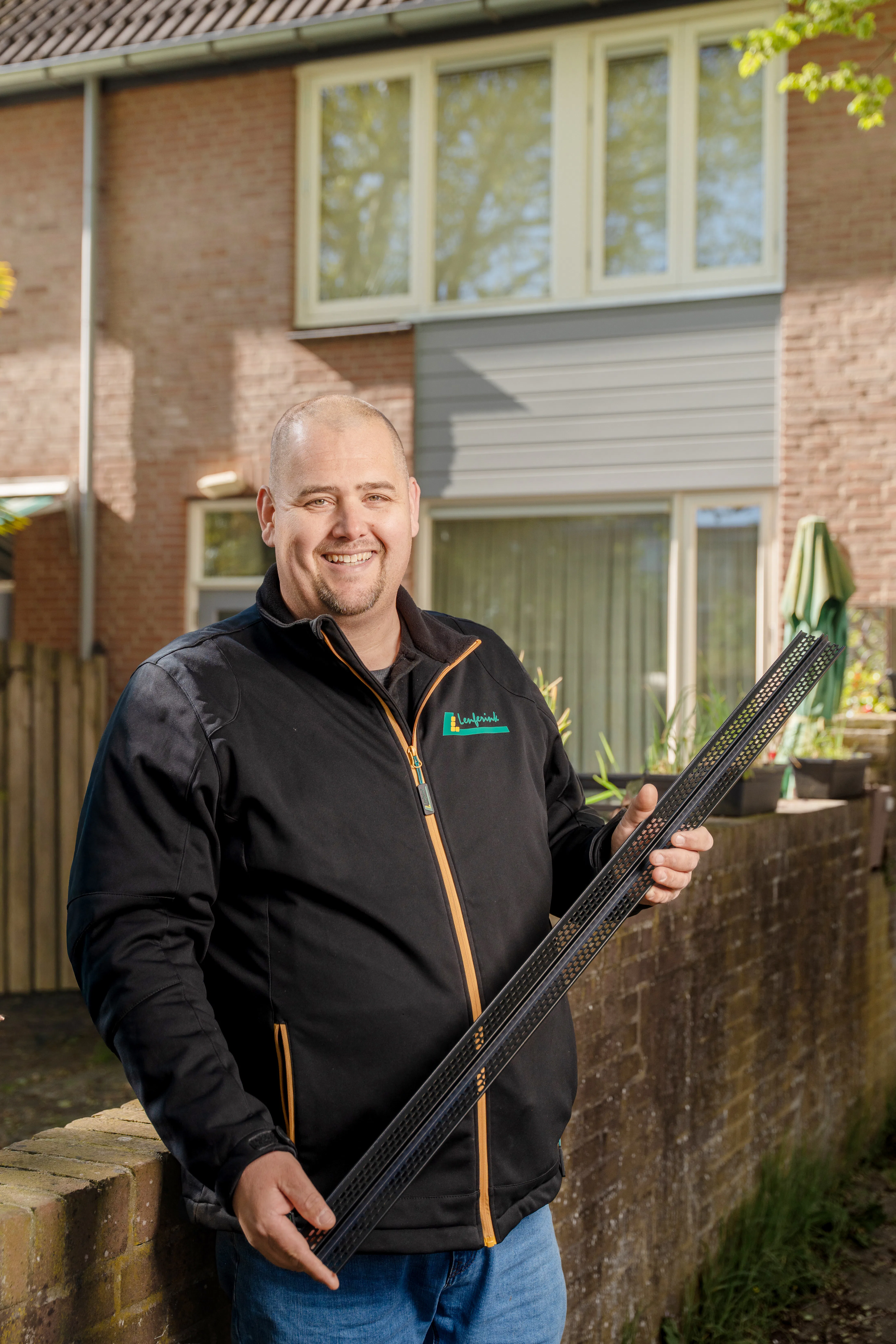 Projectleider Geert Schoonhoven met het tweezijdig ventilatieprofiel van Keralit.