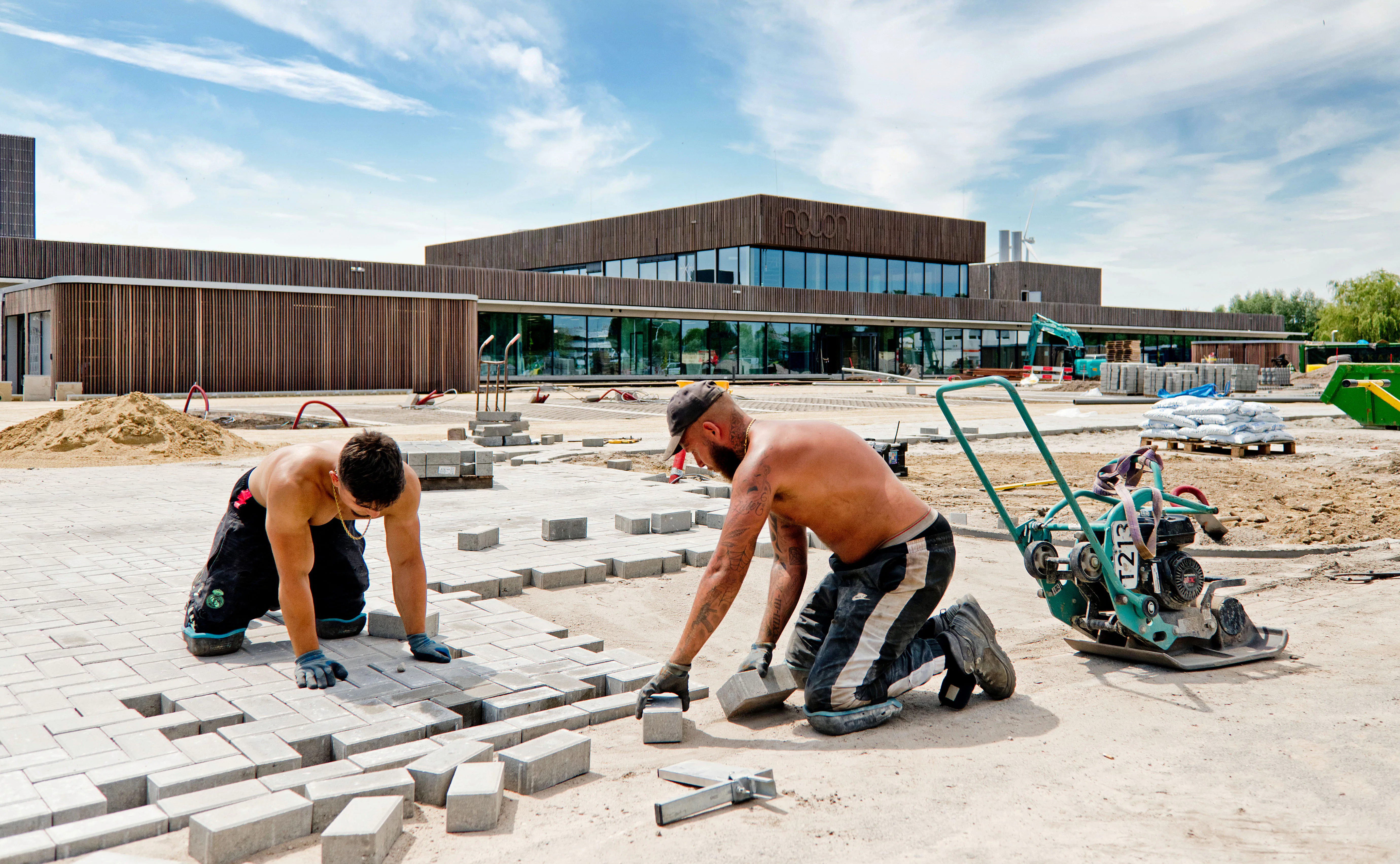 Bouwvakkers en andere buitenwerkers onderschatten nog vaak de risico’s van onbeschermd werken in de zon. Foto: Johan Nebbeling.