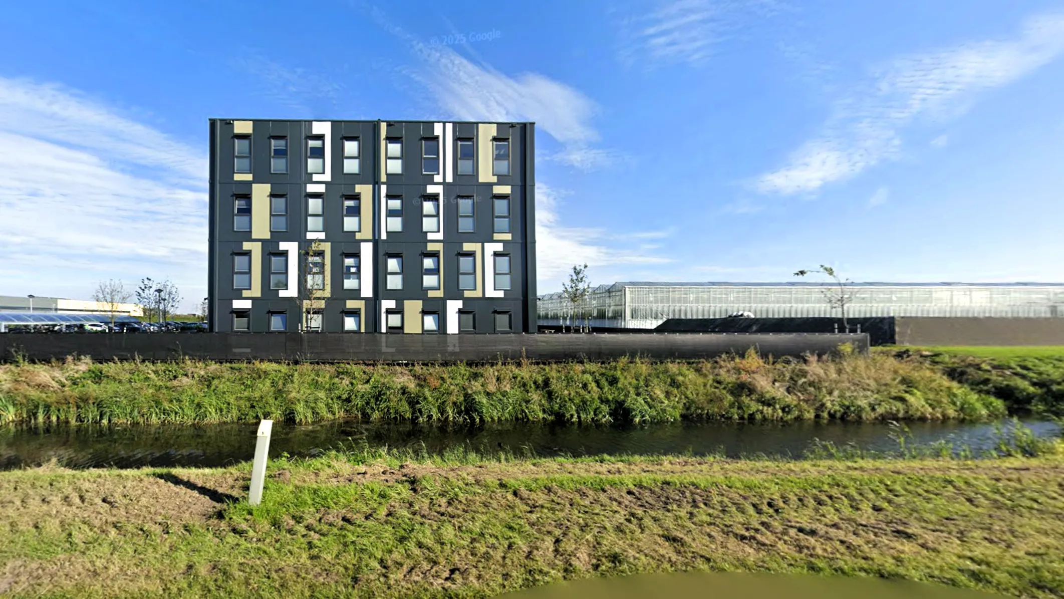 Daiwa bouwde op een industrieterrein aan de rand van Zoetermeer drie woontorens voor Kafra housing. Links op de foto is een groot distributiecentrum te zien. Rechts: kassen. Foto: Google Streetview
