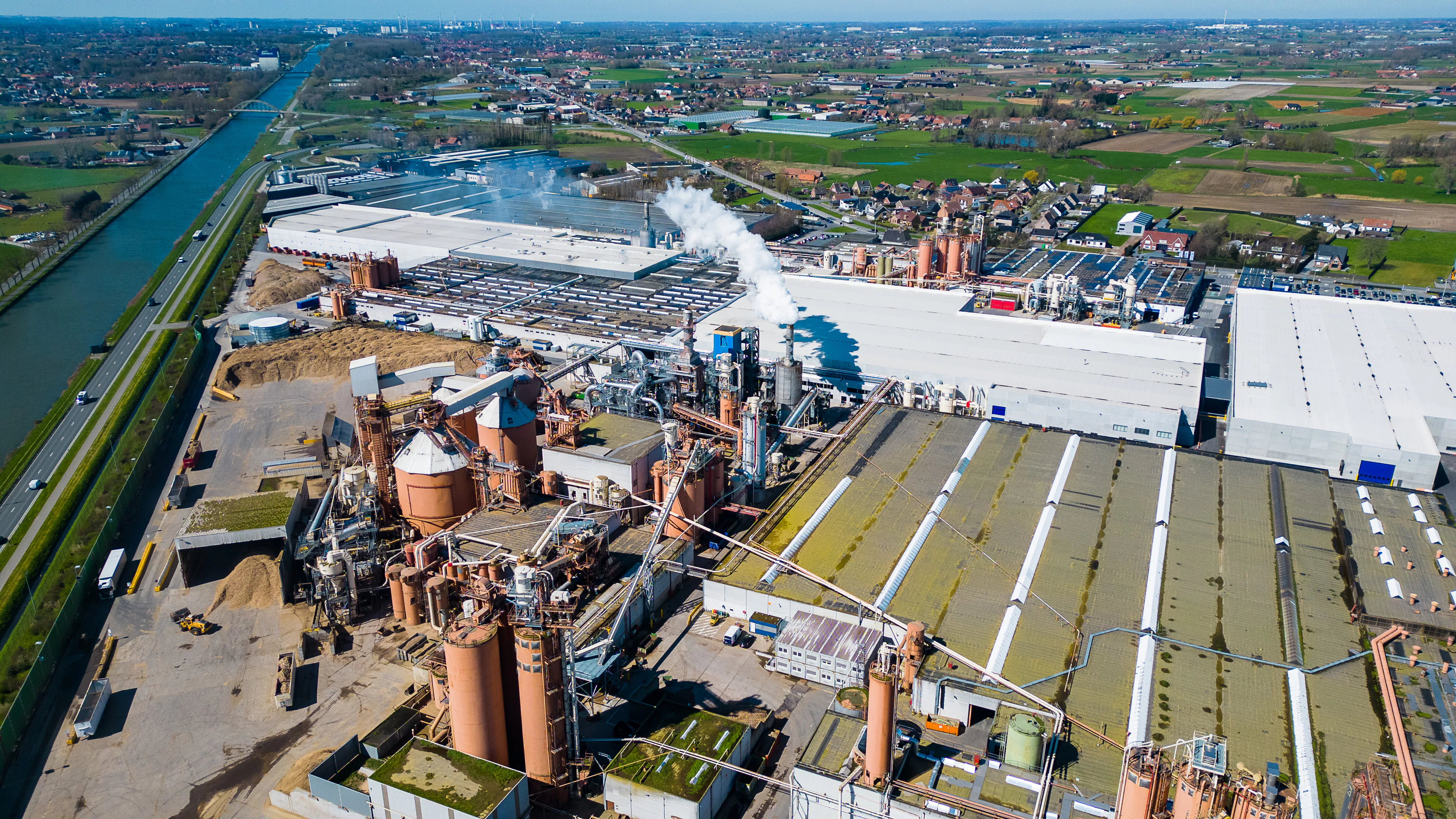 De spaanplaatfabriek in Oostrozebeke wordt de komende jaren ingrijpend aangepakt. Foto: Unilin.