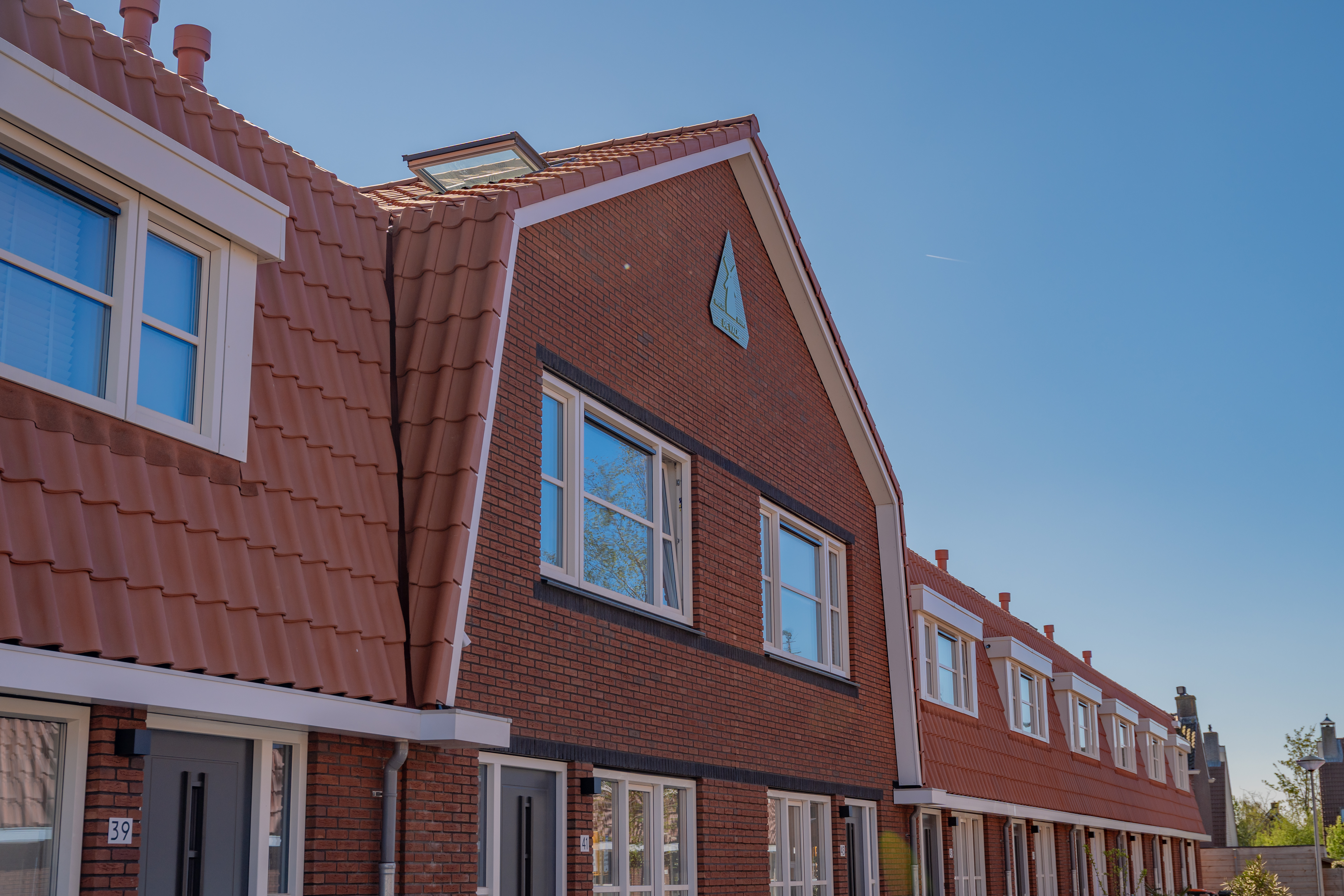 De onderhoudsarme dakgoten en dakranden zorgen voor een strakke en consistente afwerking. 