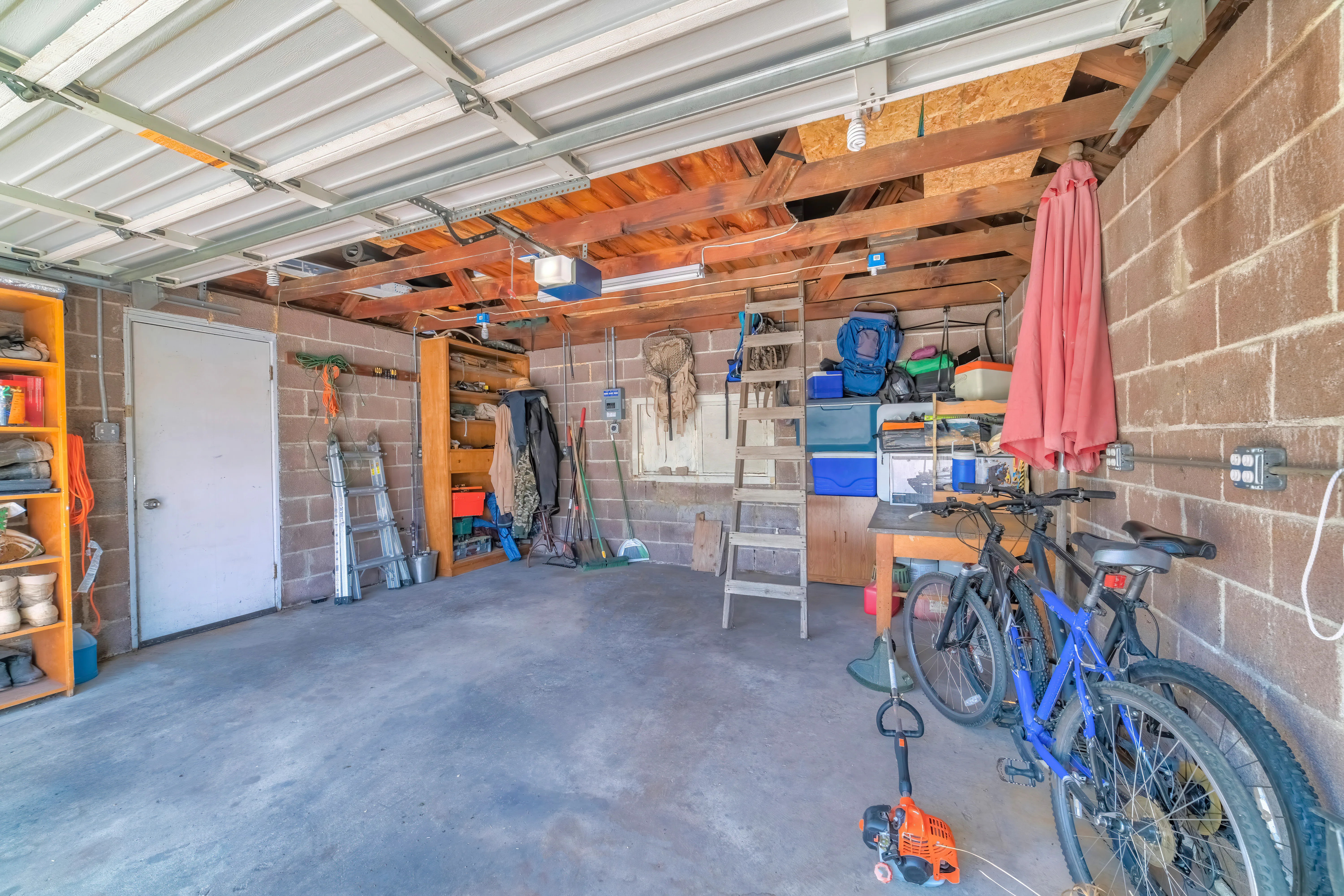 Garageboxen worden nauwelijks meer gebruikt om de auto te parkeren. Foto: Shutterstock