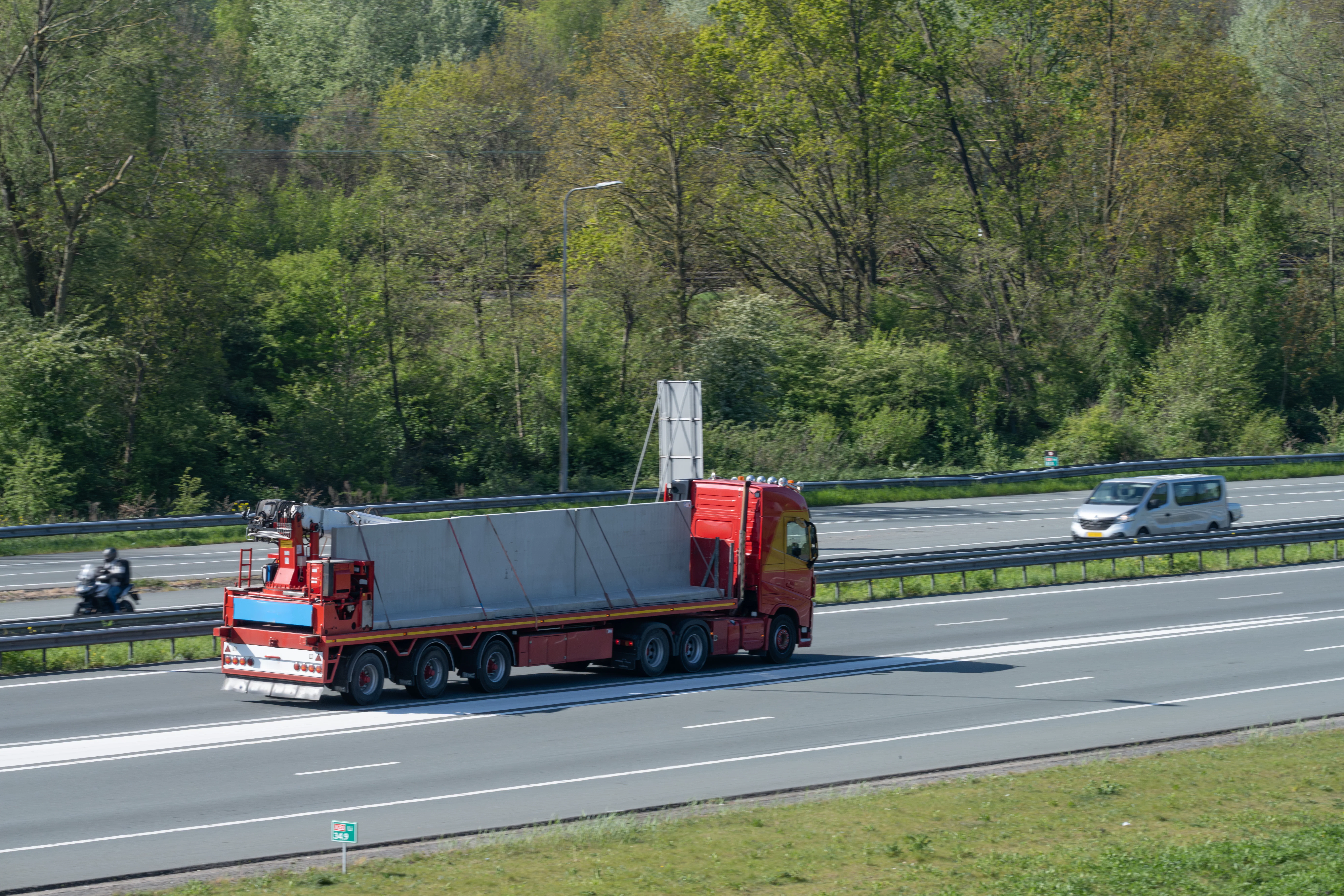 Zwaar transport over de snelweg. Foto: Shutterstock