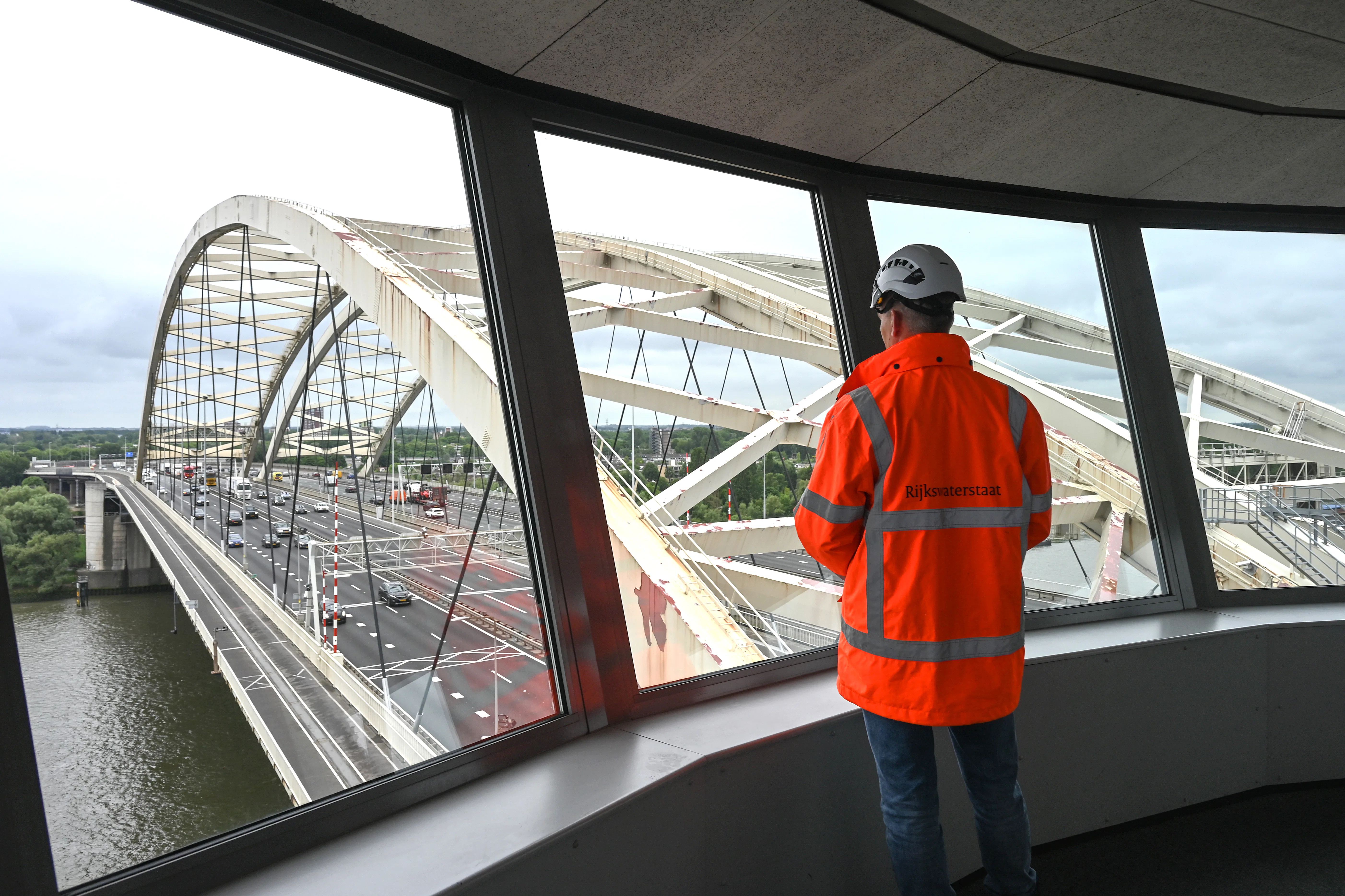 Vanaf eind 2028 kunnen twee van de drie kleppen niet meer worden bediend en geldt er een stremming voor scheepvaart hoger dan 25 meter.  Foto: Ries van Wendel de Joode 