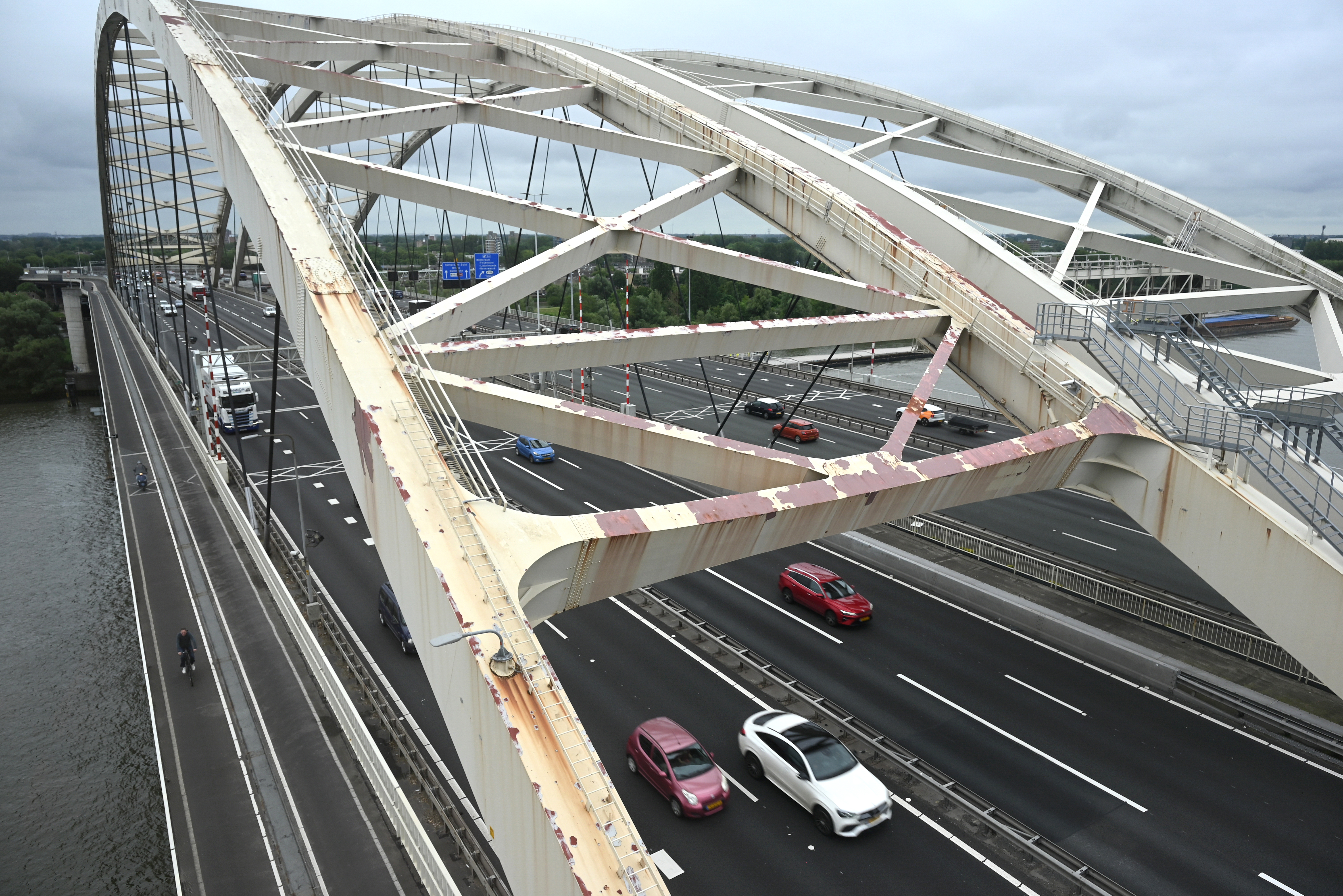 De Van Brienenoordbrug wordt komende jaren grondig vernieuwd. In 2033 moet het project afgerond zijn. Foto Ries van Wendel de Joode 