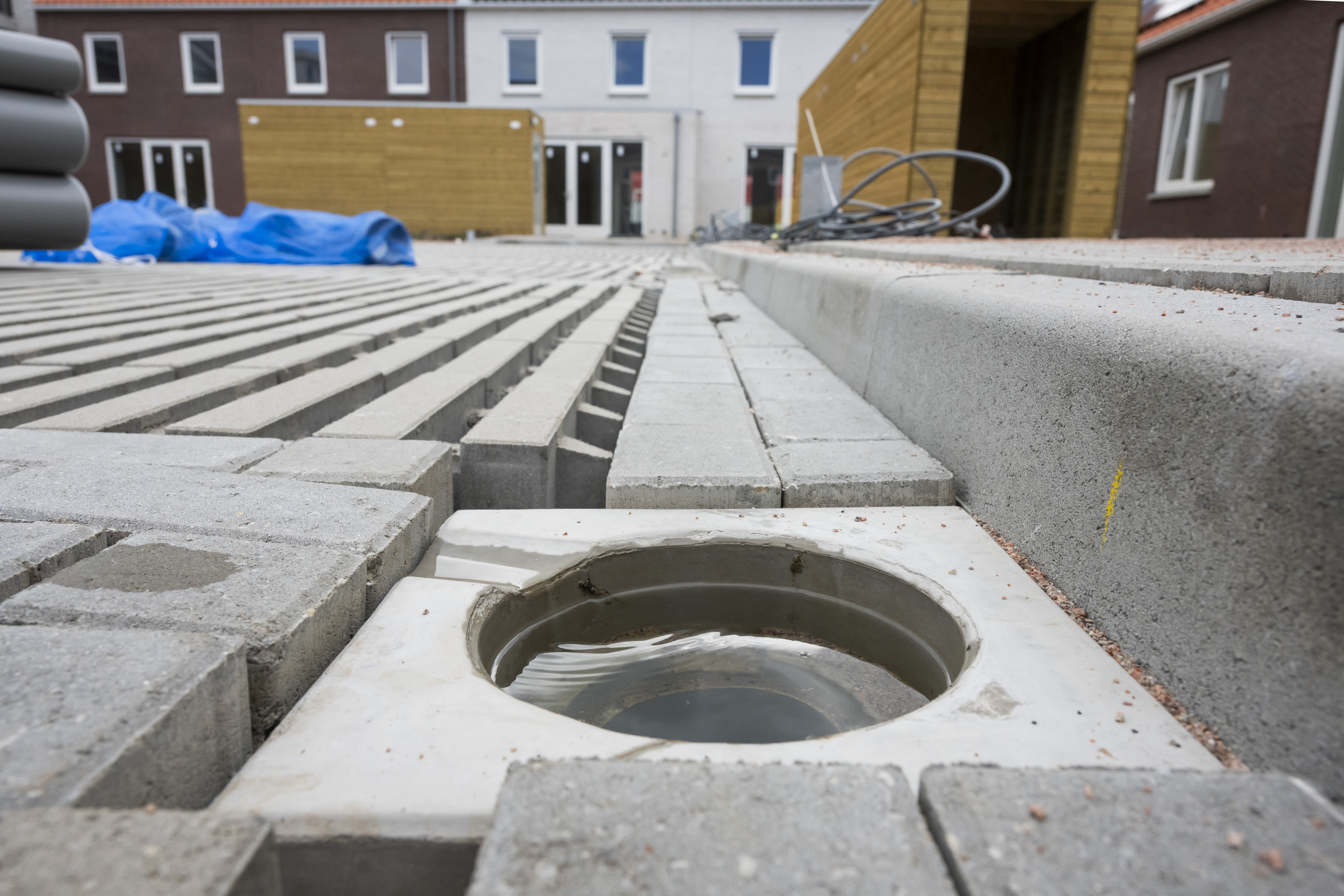 Watersysteem JustNimbus (de blauwe zak op de achtergrond) wordt in de kruipruimtes van de Harderwijkse woningen geplaatst. Foto: Ruben Schipper Fotografie